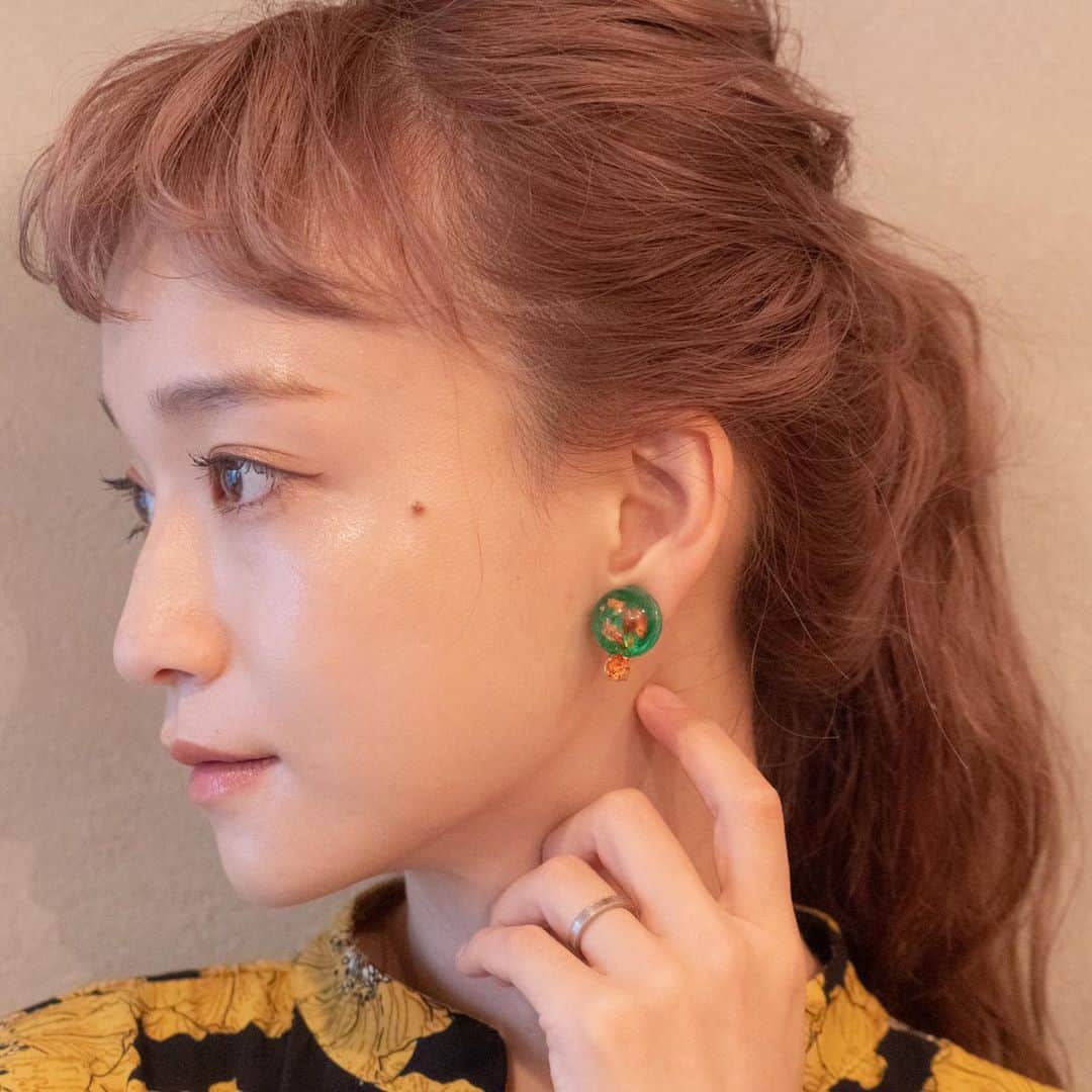 waco⭐️CHACOのインスタグラム：「🌈CHACO x タカハシマイコラボ🌈  ミニスワロシリーズ  緑色の樹脂には中にオレンジ色のヘリクリサムをいれて、小さなオレンジ色のスワロをつけました。 オレンジ色の樹脂の中にはイエローのミニヤローをいれて、小さなグレーベージュのスワロをつけました。 まいちゃんがミリ単位で考えたこだわりの配色とバランス。 ひとつひとつ丁寧に閉じ込められたお花をずっと眺めていたい美しいピアス&イヤリングです。  ミニスワロシリーズ 2800円+税  model @iamihsahakatiam  photo @ eicou hairmake @alysa_i」