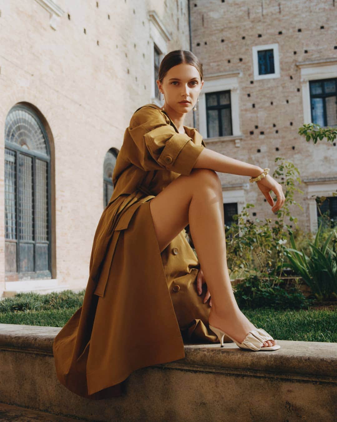 サントーニのインスタグラム：「The cultured and contemporary Santoni Woman comes to life in GALLERIA.01, a capsule collection that celebrates beauty and the Italian Renaissance.   #SantoniGalleria01 #SantoniSS21 #Santoni #makersofbeauty #milandigitalfashionweek #mfw」