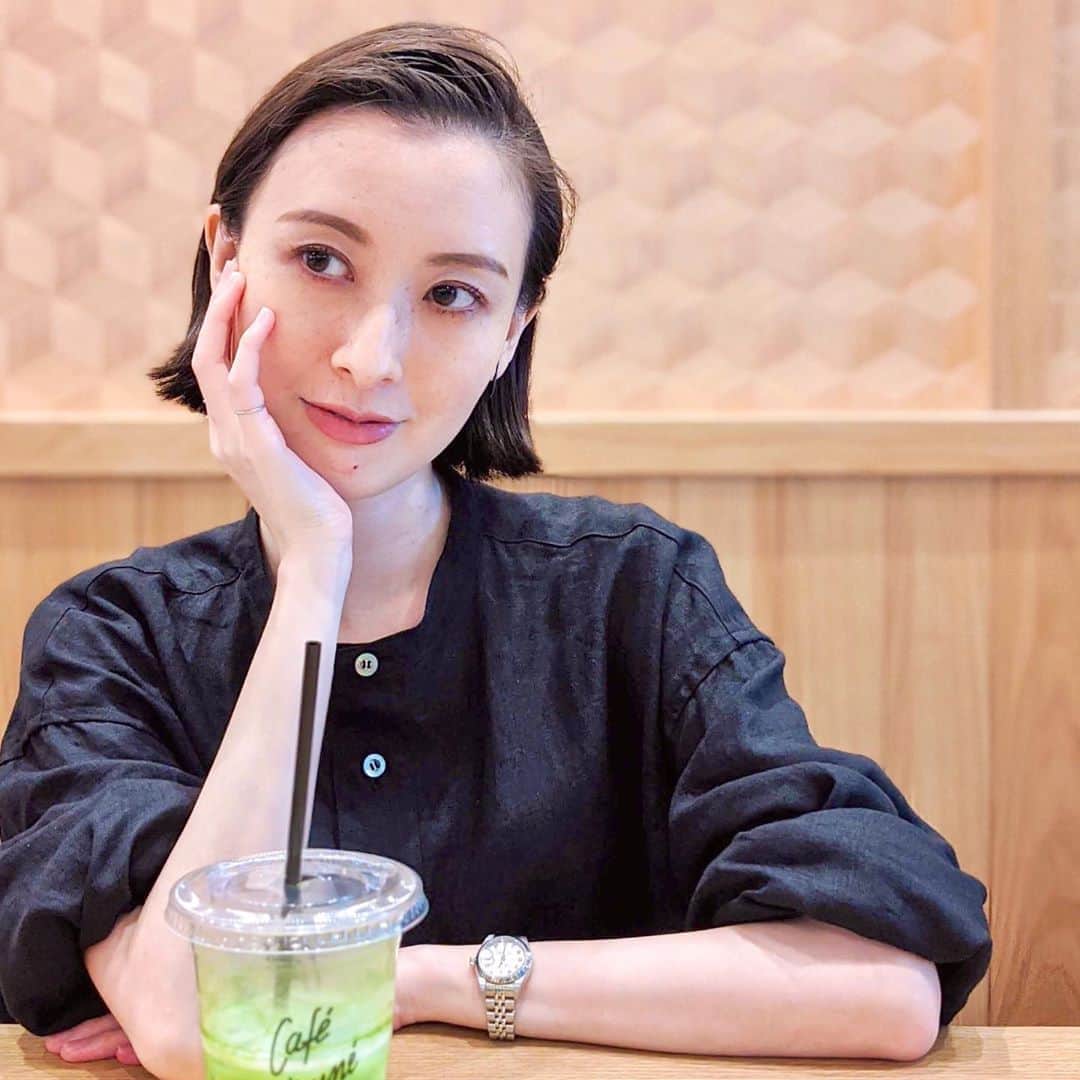 前田紀至子のインスタグラム：「昨日のメイク。 お洋服はリネンながらも秋のムードでシルエットもふんわりだったので目元にはしっかり色を乗せました。  パウダーアイシャドウにかぎっては最近これしか使っていないのでは？と思う、レ・メルヴェイユーズ ラデュレのアイカラー コレクション。 9月4日に発売された04番の右3色で赤〜ピンクのニュアンスを出してみました。  以前にも紹介したこちら、ヴィジュアルも文句無しに可愛いのですが何よりレ・メルヴェイユーズ ラデュレらしいなぁと唸るのは、軽やかでさりげない発色なのに、アイライナーが必要無いほど目力が出るところ。 他の人も言っていたから気のせいでは無いと思うのだけれど、これどうしてなんだろう…？兎に角ナイス。 因みに私は濃い色中心に指でスワイプして塗った後、ブラシでアイホールをふんわりさせてボカしています。  #vlasblomme#ヴラスブラム#リネンシャツ#コルトレイクリネン#lmladuree#アイカラーコレクション」