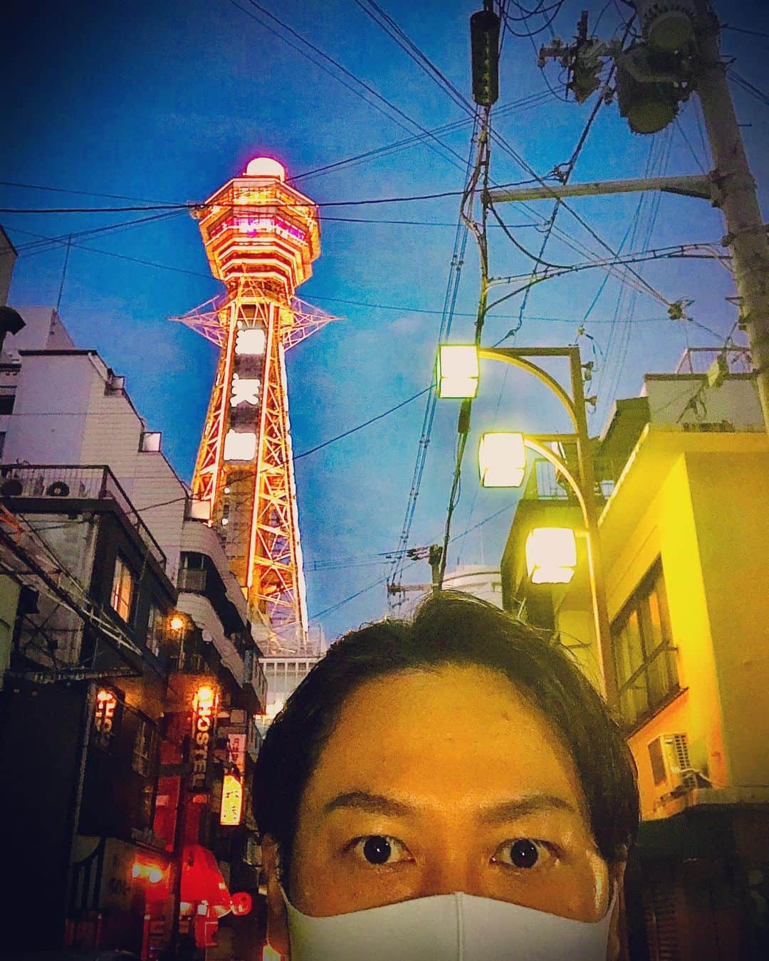 片岡千壽さんのインスタグラム写真 - (片岡千壽Instagram)「This is very Osaka🤣‼️  なにわのエッフェル塔とネオンとワタシ〜🎤  ずっとこの写真載せようと思って忘れてた💦 なんだかお気に入りショット😂✨  #ネオン　#なにわのエッフェル塔　#通天閣　#片岡千壽　#写真　#お気に入り　#部屋とワイシャツとワタシ　#のメロディーにはあてこめない　#字余り　#ちなみに色は黄色の時　#歌舞伎」9月26日 18時56分 - senju.kataoka