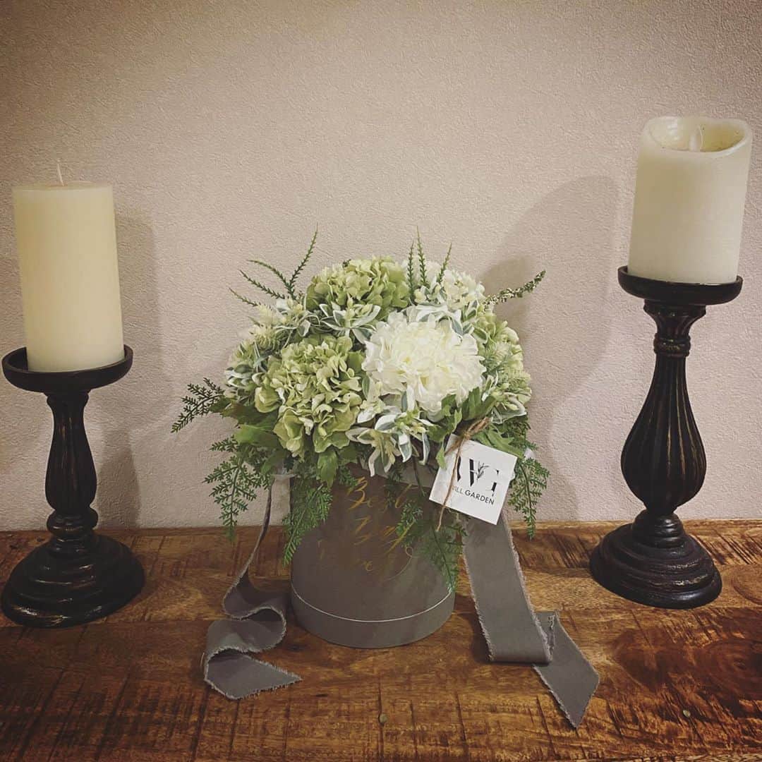 畑野ひろ子のインスタグラム：「@willgarden_official  大人気の白グリーンカラーのアーティフィシャルフラワーBOX  #flowers #arrangement #artificialflower  #gift #willgarden」