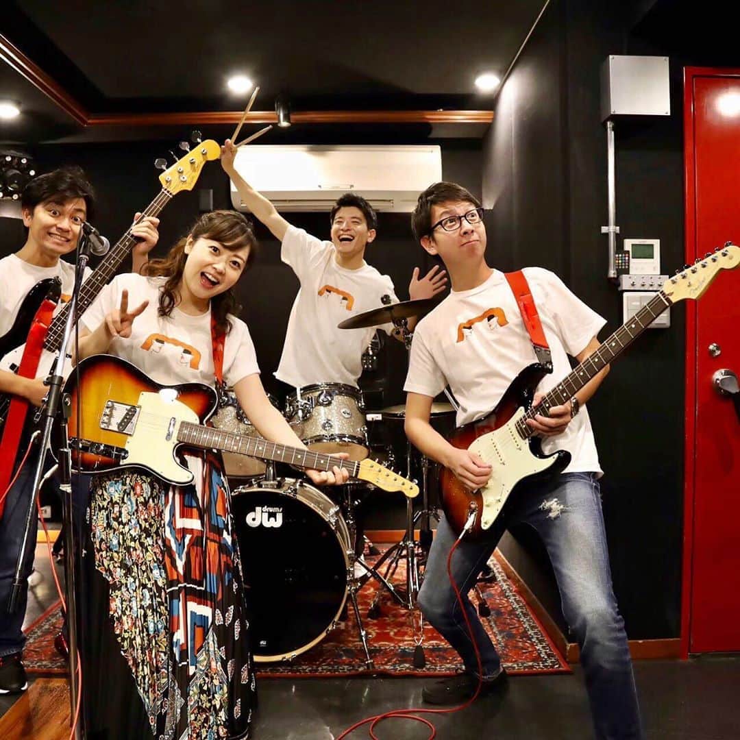 篠原光のインスタグラム：「.  大好きな先輩たちと、 大好きな音楽をやっています。 (ものすごく楽しい)  写真はすべて去年のものです。 次「課題曲やってきました？」と言えるその日まで。 頑張りましょう、個人練。  #みとみょん #あいみょん #森圭介 #水卜麻美 #平松修造 #3枚目は #ちょっと遅れて来た平松さんの #堂々たる入場 #いい顔 #たしかお仕事だった #カメラはいっっっつももりすけさん #ありがとうございます  #軽音楽部の頃から #バンド練は #時間通りに始まったことがない #そこが良いところ #3時間で予約してるのに #2時間遅れとかね #あるある」