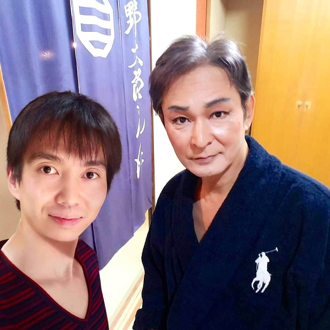 古村勇人さんのインスタグラム写真 - (古村勇人Instagram)「川野太郎さんが「氷川きよし特別公演」に出演！半年ぶりに公演を再開した明治座へ行ってきました。﻿ ﻿ 間引きされた客席の光景は衝撃でしたが、コロナ対策は徹底されており、池田政之さんの作・演出による笑いに溢れたお芝居に拍手喝采。ソーシャルディスタンスが随所に盛り込まれた内容からは、演劇界を復活させようとする意気込みを感じました。オンステージでは氷川さんの熱唱をたっぷりと堪能し、勇気づけられた一日でした。﻿ ﻿ そして、やっぱり時代劇での川野さんは絵になるほどカッコいい。明日はいよいよ千穐楽！続く大阪公演の成功もお祈りしております！﻿ ﻿ #古村勇人 #川野太郎 #氷川きよし #座長公演 #舞台 #明治座 #劇場 #光景 #衝撃 #コロナ対策 #池田政之 #ドラマ #さすらいのプラチナワゴン #芝居 #拍手喝采 #ソーシャルディスタンス #演劇 #限界突破の七変化 #七変化 #恋之介旅日記 #熱唱 #堪能 #勇気 #時代劇 #大阪 #新歌舞伎座 #演歌 #浜町 #人形町 #東京」9月26日 19時00分 - hayato.furumura