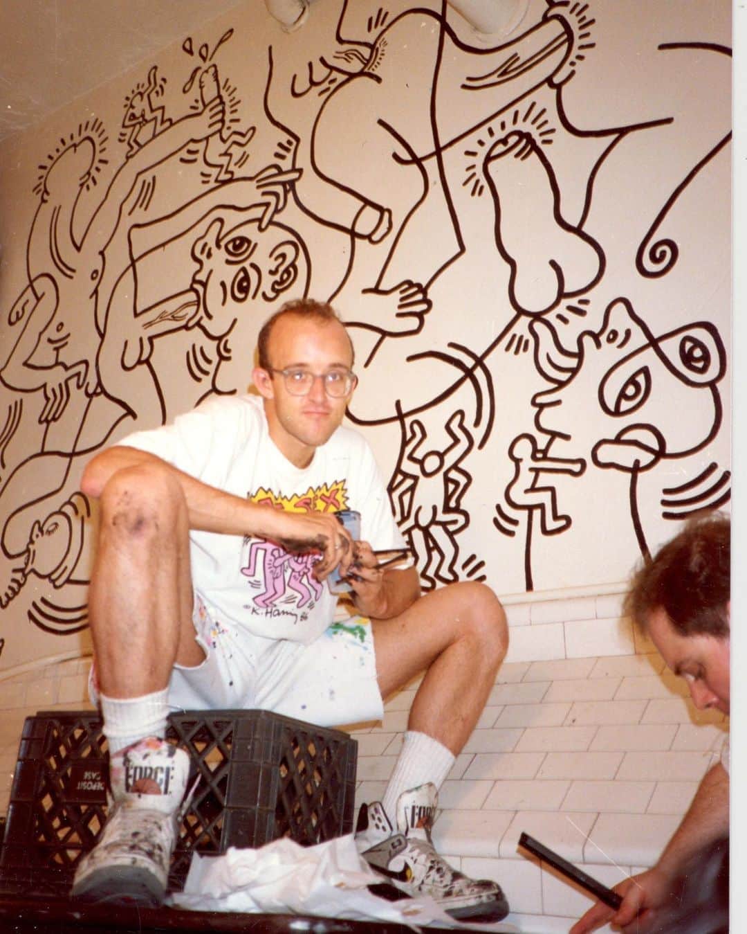 AnOther Magazineさんのインスタグラム写真 - (AnOther MagazineInstagram)「Remembering Keith Haring through stories from those who knew him ...⁠⠀ ⁠⠀ As @sothebys stages an online auction of works from Keith Haring’s personal collection, AnOther speaks to four people close to the late artist, who share stories of his warmth and work. “Keith was very soft spoken, focused, and always doing something,” says Min Sanchez. “He loved to party, sex, the boys, and he could be very silly. I will never forget his laugh.” Link in bio 📲⁠⠀ ⁠⠀ 📸 is Unknown photographer, 1989 c/o the @lgbtcenternyc National History Archive⁠」9月26日 19時01分 - anothermagazine