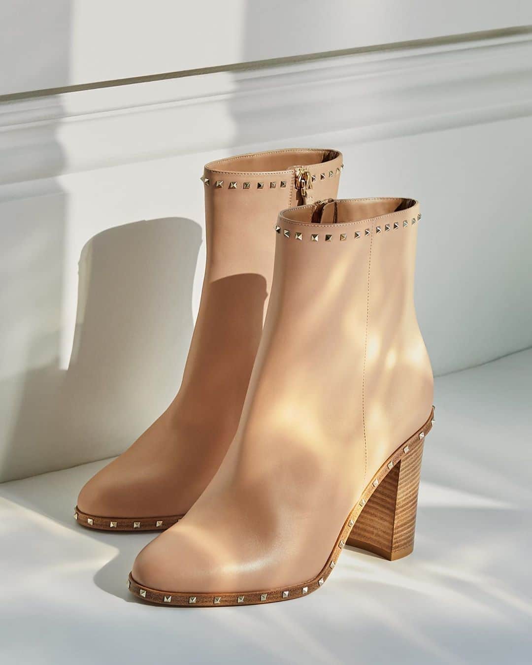 のインスタグラム：「Neutral tones with a little touch of glam, we're all about these @maisonvalentino boots.   Shop all your favorite Instagram looks, just visit #linkinbio」