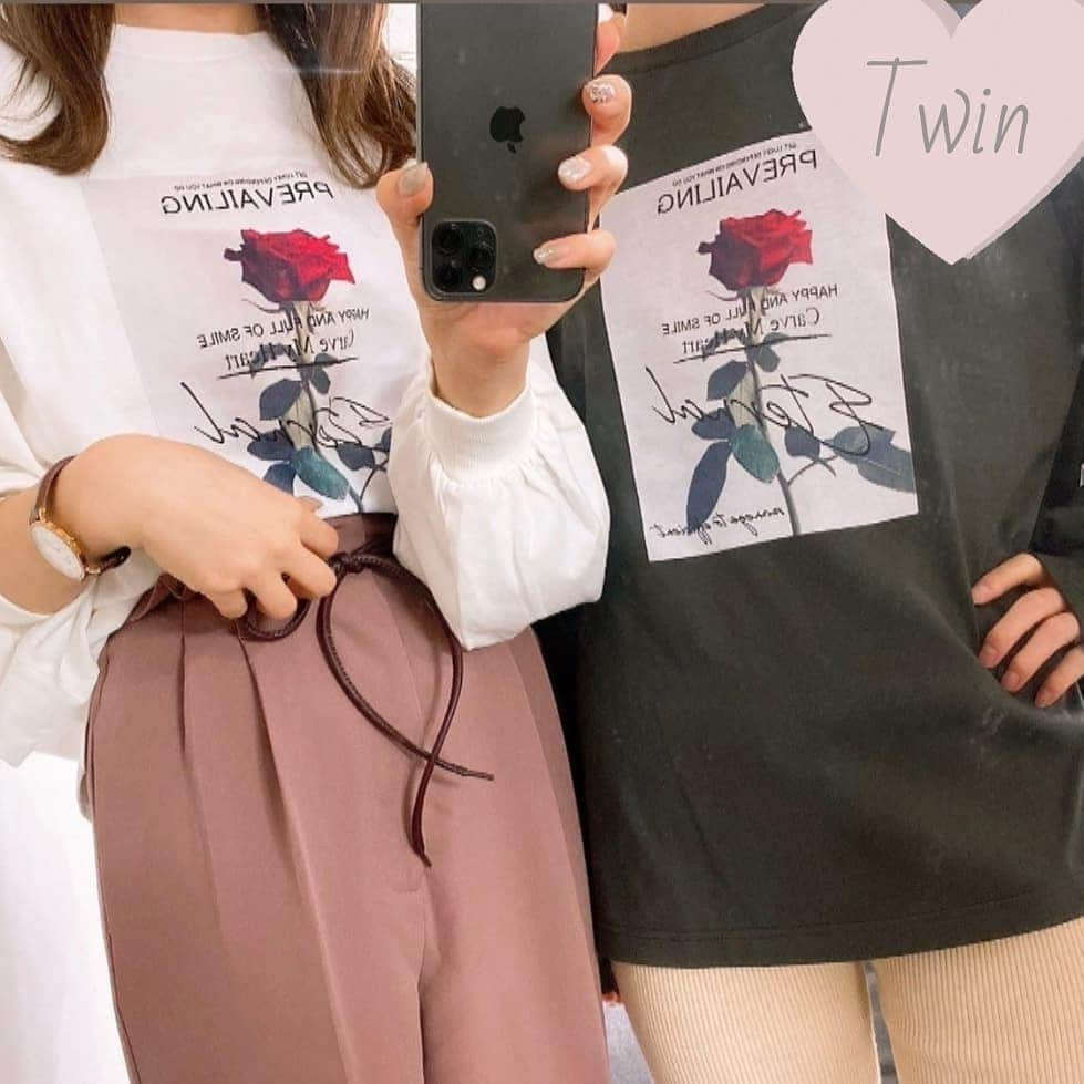 INGNI STOREさんのインスタグラム写真 - (INGNI STOREInstagram)「【フラワーフォトロングTシャツ🥀💛】﻿﻿ ﻿﻿ ﻿﻿ ﻿﻿ ▫️フラワーフォトロングTシャツ﻿ ▫️120349﻿ ▫️￥ 1,900+tax﻿﻿ ▫️3色展開﻿﻿ ﻿﻿ ﻿﻿ フロントにあしらった一輪のバラがレディな雰囲気のロンT✔️😍﻿ ﻿ 伸縮性のある薄手の生地でシーズン長く着回せるアイテムに仕上げています💖﻿ ﻿﻿ ﻿﻿ @ingni﻿﻿ #ingni﻿﻿ #秋#autumn#置き画 #置き画倶楽部#トレンド#可愛い#お洒落#プチプラ#ootd #きょこ #お洒落さんと繋がりたい﻿﻿ #シンプル#いいね#insta#fashion#シミラールック#かわいい#ファッション#instagood##outfit#girl#リール#一週間コーデ#ラメ#tops#着回し#フラワー#フォトロンT#ロンT﻿ ﻿﻿ ﻿」9月26日 19時11分 - ingnistore