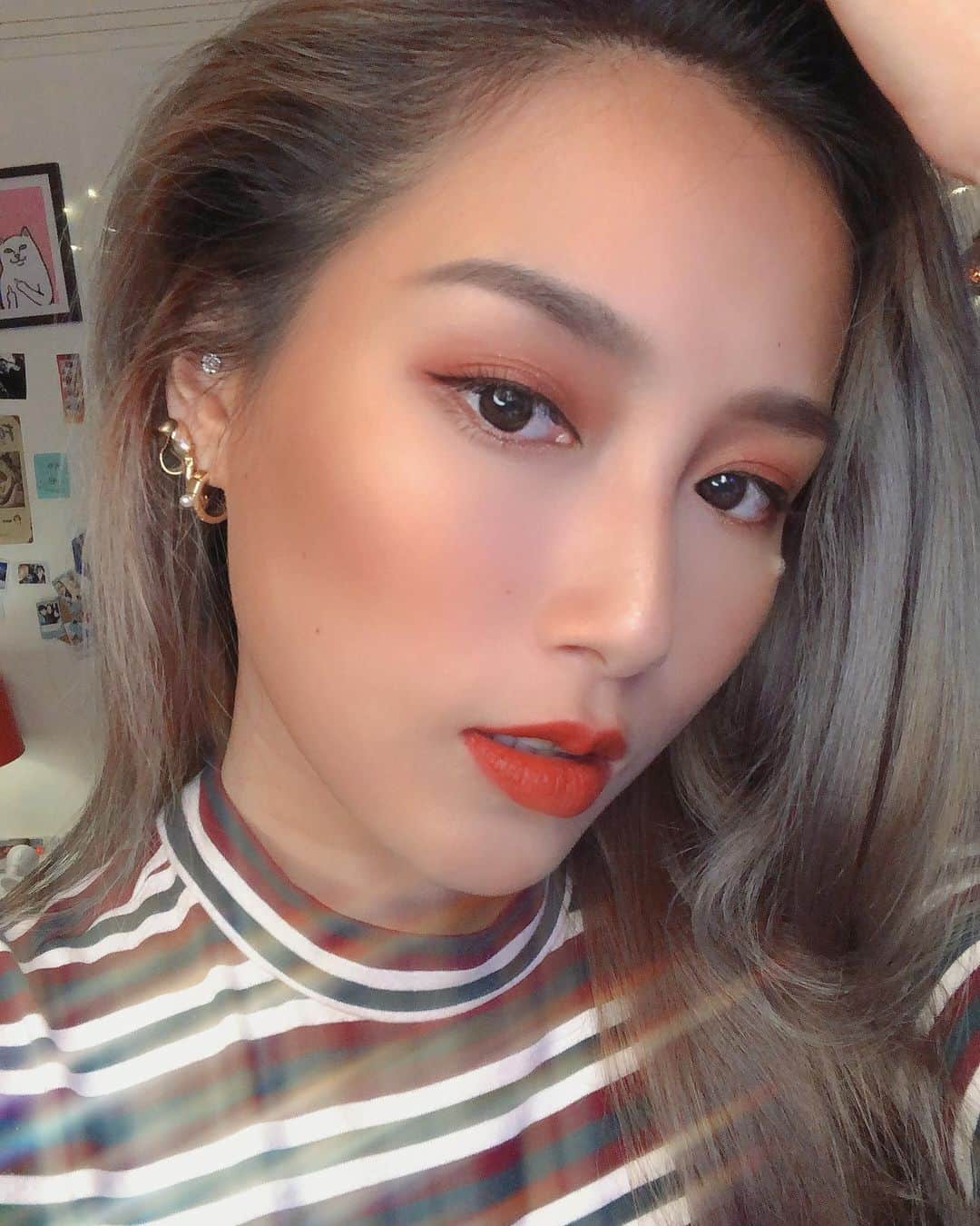安柏兒のインスタグラム：「難得出門 趁等外送的時間 微認真的化了妝 還及格嗎  😃  All By NARS 💋」