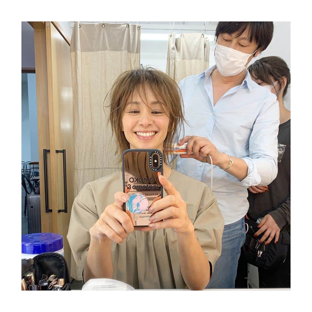 稲沢朋子さんのインスタグラム写真 - (稲沢朋子Instagram)「@domani_official  今発売中のドマーニより オフショット！ヘアメイクさんって素晴らしい✨ この撮影では前髪を作成してくれた☺️ 寒い週末ですが、皆様体調には気をつけてください」9月26日 19時05分 - ina_tomo
