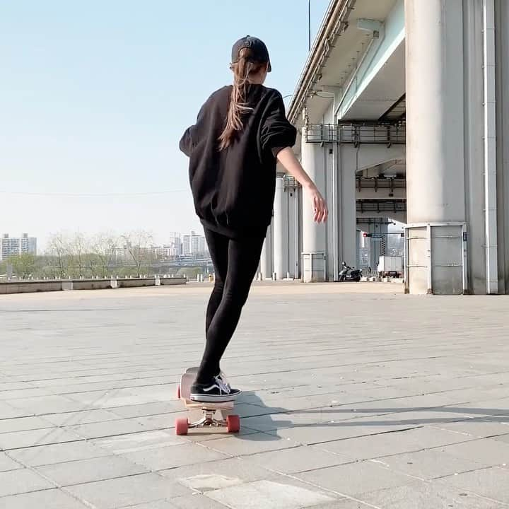 コ・ヒョジュのインスタグラム：「Oneclip🎞 The perfect weather for boarding🍁It's warm in the sun and cool in the shade💯 (Although the video was taken in early spring😅) . looks better than now eventhough I’ve practiced a lot. Should I not practice? 🤔😭😂 - 보드 타기 딱좋은 날씨🍁 햇빛에 있으면 따뜻하고 그늘 가면 시원해요💙 (비록 영상은 초봄에 찍었지만😅) . 한참 연습중이던 스텝 이 때가 연습 더 한 지금보다 더 잘하는건 무슨일.? 연습을 안해야하나🤔😭 . . 콧물나서 중간에 코 마심😪습😅 . #롱보드 #롱보드댄싱 #롱보딩 #롱보더 #longboarding #longboard #longboarder #longboarddancing #hyojooko」