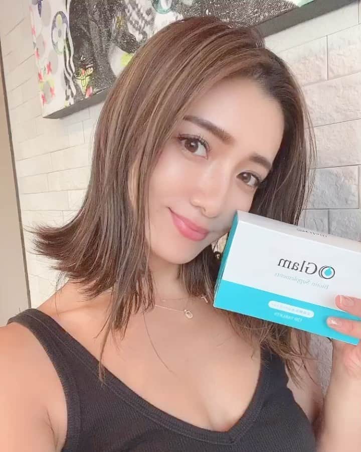 谷口紗耶香のインスタグラム：「三人産んで、普段の美容のこととかすごく質問頂くので紹介していくね❤︎   @glam__bio  ・ 妊娠して出産すると、すっごい毛が抜けるでしょ？！私も最初ビックリしたの😳だから何かイイものないかなって思ってて出会ったサプリ🌿 髪や爪の健康に必須な #ビオチン　が豊富に含まれてるの。 ・ 「発毛専門医プロデュース」だから信頼できるところも良くて愛用してる❤︎  ・ #glamサプリ#究極美サプリ」