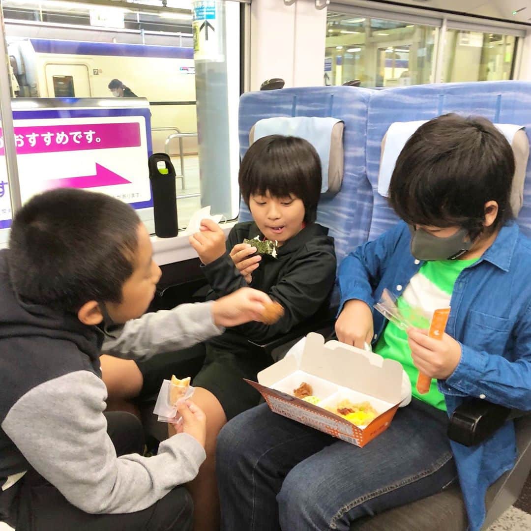 がっちゃんのインスタグラム：「がっちゃん今朝の朝食はチキン弁当をいただきました✨ 新宿駅を出発したら、程なく雨が降ってきましたが、涼しくて過ごしやすい1日でした💕  #駅弁 #特急かいじ #ekiben #train #japantravel #japantrip #traintravel #旅行 #小学生 #小学生男子 #がっちゃん #がっちゃんねる」