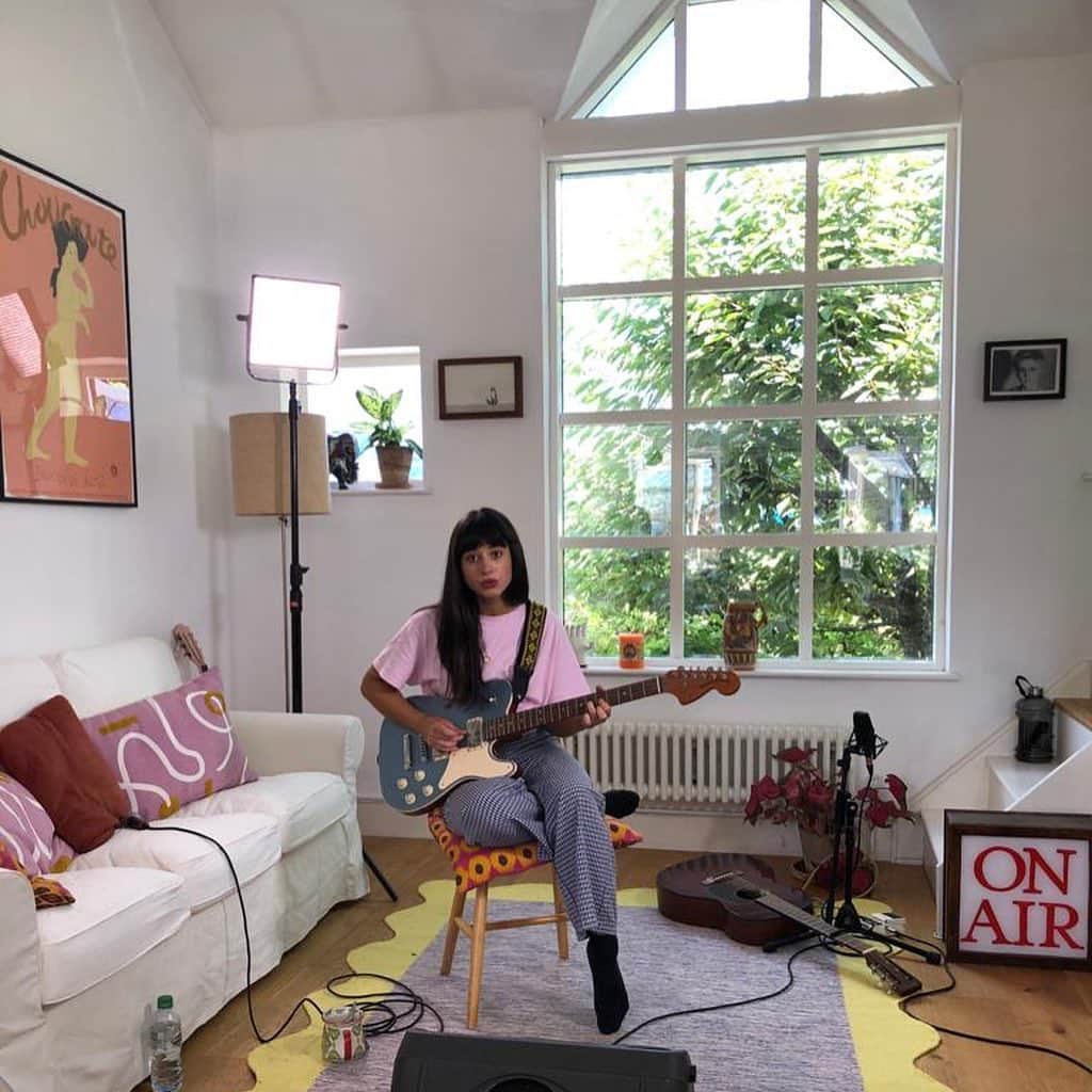 フォクシーズのインスタグラム：「I recently let @4musicofficial into my house and played some tunes - you can see all this @3 today on the tele (lots of Hiro featured) 😛🦩💞」