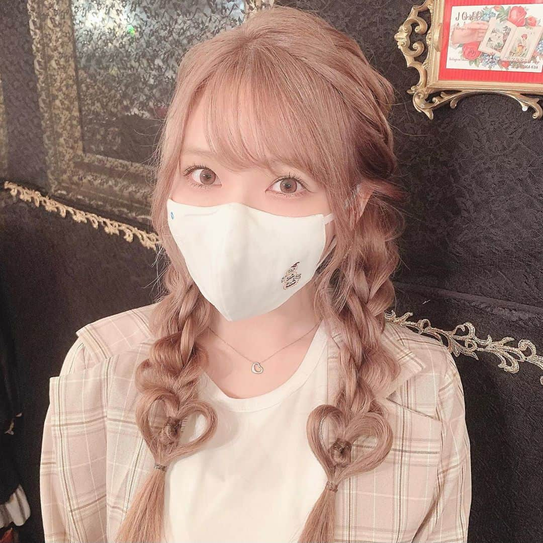 長嶋優里さんのインスタグラム写真 - (長嶋優里Instagram)「♡ ． イメチェン🤍🤍🤍 ． ． タオル美術館で ハロウィンの刺繍入りマスクを作ってきたよ😷 30分くらいで完成してシンプルな白マスクが こんなに可愛いマスクになった🎃🖤 私はカボチャと魔女っ子で刺繍しました💞 3枚目に刺繍一覧があるからスライドしてね💫 ． 今年は自粛もあって パーッとハロウィンができなさそうだし こういう毎日使えるアイテムで ハロウィン気分が楽しめて嬉しい🖤🖤🖤 ． 10/4まで公式アカウント( @towelmuseum )で 刺繍入りマスクプレゼントのキャンペーン中だよ🌟 しかも「こんな刺繍があったらいいな」を コメントすると実際に商品化するかも！？ らしいので是非チェックしてみてね🎃 ． ． ． #PR #SPEED刺繍ONLINE #タオル美術館　#タオルギフト  #タオルミュージアム #towelmuseum #ガーゼマスク #刺繍マスク #ハロウィン #おうちハロウィン #ハイトーン #ヘアセット  ． ♡」9月26日 19時26分 - yuyu__kakaka