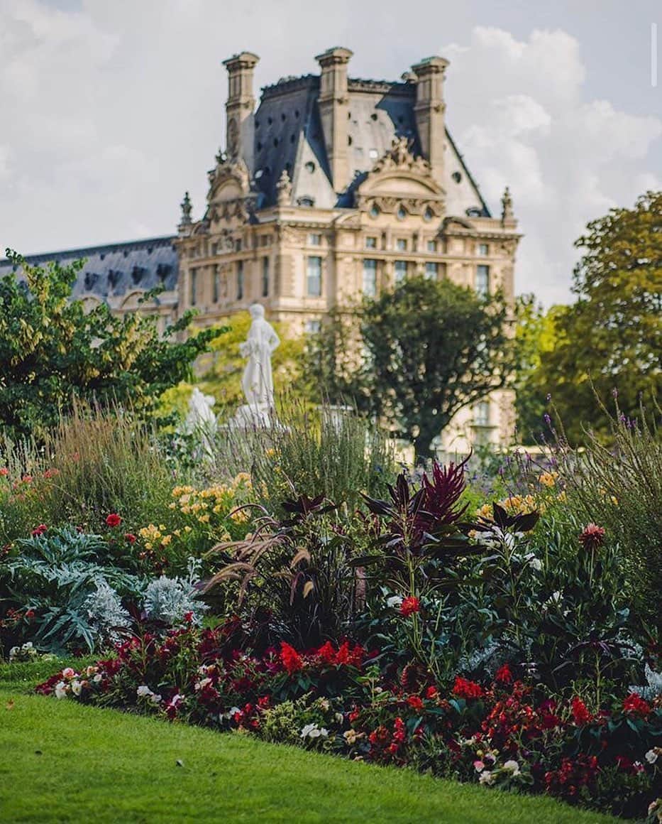 ルーブル美術館さんのインスタグラム写真 - (ルーブル美術館Instagram)「. 🇫🇷 Bravo @javiernapi pour cette magnifique capture du #JardinDesTuileries en fleurs ! 😍 - 🌳🌸 Vous aussi, partagez votre plus belle photo du jardin des Tuileries avec #ObjectifTuileries et tentez de remporter un Tea Time pour deux personnes à l’Hôtel @lemeuriceparis suivi d’une visite exclusive du jardin des Tuileries. - - - - 🌎 Congrats @javiernapi for this great shot of the #TuileriesGarden in flower! 😍 - 🌳🌸 You too, share your best photo of the Tuileries garden with the hashtag #ObjectifTuileries! Up for grabs: a Tea Time for two at the 5-star luxury hotel @lemeuriceparis followed by a private tour of the Tuileries Garden. . . . #Louvre #MuséeDuLouvre #Tuileries #ConcoursPhoto #Concours #Contest」9月26日 19時26分 - museelouvre