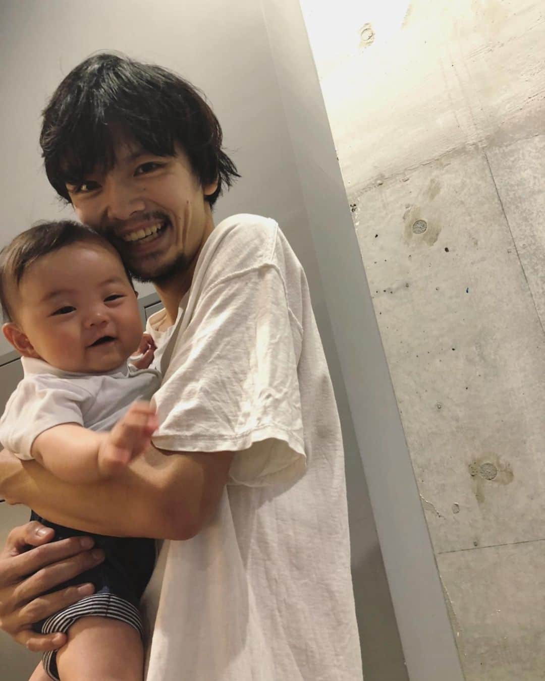 長坂 睦生のインスタグラム：「愛おしすぎた☺️ お腹の中にいた頃に会ったの覚えてたかな？」