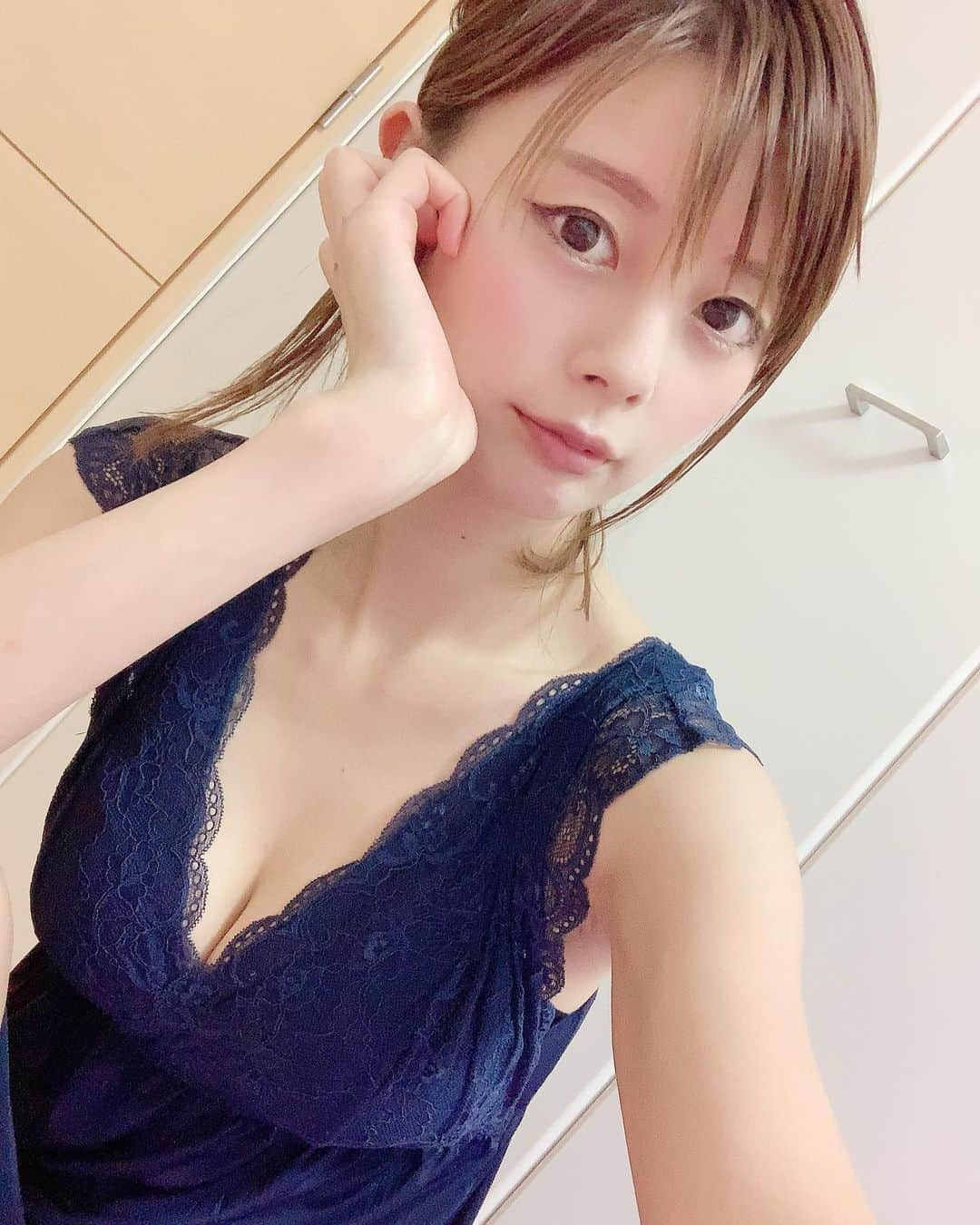 satomiさんのインスタグラム写真 - (satomiInstagram)「♡可愛いワンピース👗♡ (@roombra )のふんわりルームワンピース！  ・ 可愛いうえにとても着心地が良いの！ ドレスみたいな生地感でラグジュアリー感でるのでこれでちょっとしたお出かけやお散歩もしてます💎 ・ ・  可愛いルームウェアはおうち時間の気分が上がって、女子力も上がる〜💕💕 これでお家デートとかしてみたい❤️ ・ _________________________________________________   ✔️ bra ：ふんわりルームワンピース ✔️ color：ネイビー Mサイズ _________________________________________________  ・  #ふんわりルームワンピース #ふんわりルームブラ #ルームウェア #ルームブラ #ナイトブラ #アンジェリール #angellir #pr」9月26日 19時37分 - saatoomii47