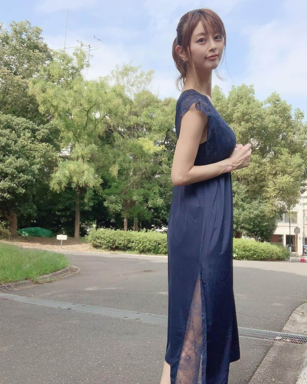 satomiさんのインスタグラム写真 - (satomiInstagram)「♡可愛いワンピース👗♡ (@roombra )のふんわりルームワンピース！  ・ 可愛いうえにとても着心地が良いの！ ドレスみたいな生地感でラグジュアリー感でるのでこれでちょっとしたお出かけやお散歩もしてます💎 ・ ・  可愛いルームウェアはおうち時間の気分が上がって、女子力も上がる〜💕💕 これでお家デートとかしてみたい❤️ ・ _________________________________________________   ✔️ bra ：ふんわりルームワンピース ✔️ color：ネイビー Mサイズ _________________________________________________  ・  #ふんわりルームワンピース #ふんわりルームブラ #ルームウェア #ルームブラ #ナイトブラ #アンジェリール #angellir #pr」9月26日 19時37分 - saatoomii47