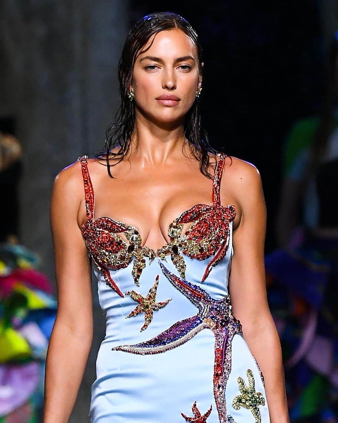 British Vogueさんのインスタグラム写真 - (British VogueInstagram)「The Nineties called, it wants its starfish back. Splashy coral, tropical fish prints, and a whole load of rhinestone asteroidea decorated bombshell gowns on the @Versace #SS21 catwalk. Reminiscent of the “Trésor de la Mer” prints that appeared in Gianni Versace's SS92 collection, the show was something of a rebirth for Donatella Versace, who wanted to "bring the DNA of Versace to a new reality". Click the link in bio for everything you need to know about #Versacepolis」9月26日 19時32分 - britishvogue