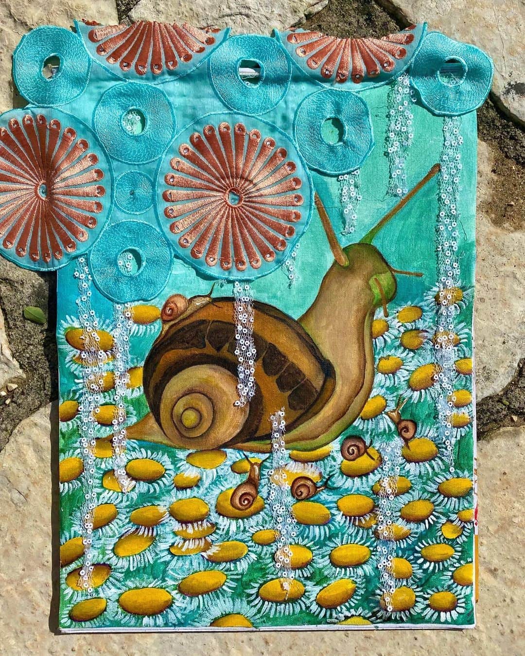 美波さんのインスタグラム写真 - (美波Instagram)「Since autumn arrived, I have noticed a lot of snails on the sidewalks of Ile de Ré.  It made me want to paint them for a collage. This is a family of snails on top of a bed of Marguerites. The fabrics used represent the rainfall. The snail family is happy to be out in the rain.  How is your day? Hope you are happy too🌜  🐌🐌🐌🐌🐌🐌🐌🐌🐌🐌🐌🐌🐌🐌🐌🐌🐌  秋になり、ここレ島では沢山のカタツムリに遭遇します。今回はある道で出会った家族のコラージュをご紹介します。可愛くマーガレットの花畑に乗せてみました。縦のコラージュは雨を表現しています。雨にうたれ大変嬉しそうです！皆さんはいかがお過ごしでしょうか？小さな喜びを日々見つかりますように🌛  @minamimanim @imanim.art #art #minami #imanim #artist #artwork #inspiration #surrealism #acrylicpainting#collage #collageart」9月26日 19時34分 - minamimanim