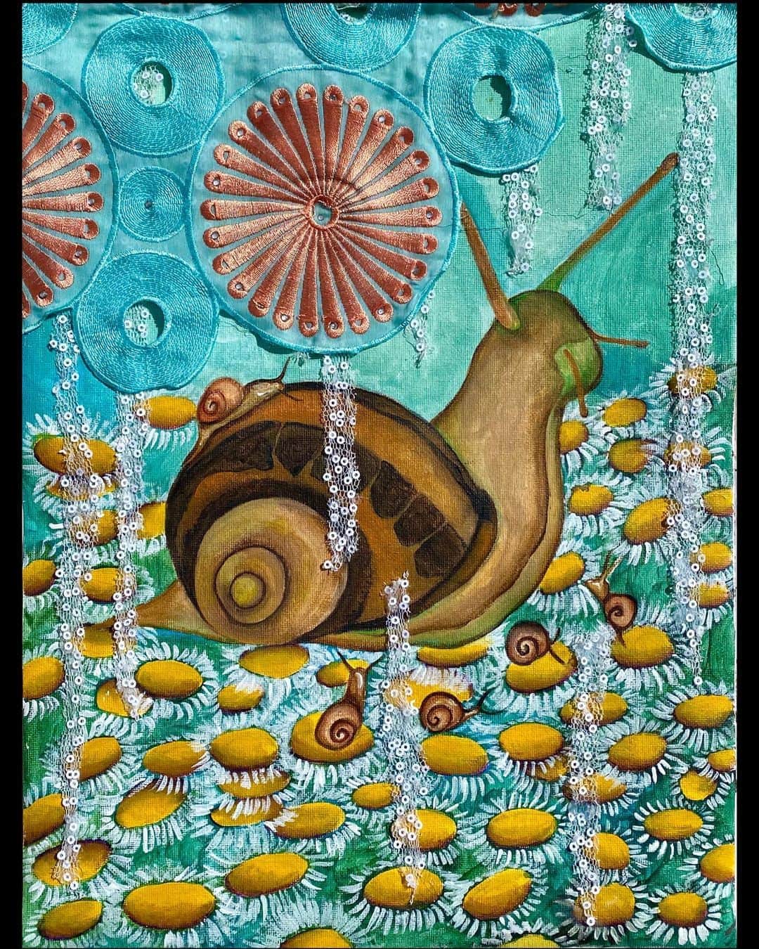 美波さんのインスタグラム写真 - (美波Instagram)「Since autumn arrived, I have noticed a lot of snails on the sidewalks of Ile de Ré.  It made me want to paint them for a collage. This is a family of snails on top of a bed of Marguerites. The fabrics used represent the rainfall. The snail family is happy to be out in the rain.  How is your day? Hope you are happy too🌜  🐌🐌🐌🐌🐌🐌🐌🐌🐌🐌🐌🐌🐌🐌🐌🐌🐌  秋になり、ここレ島では沢山のカタツムリに遭遇します。今回はある道で出会った家族のコラージュをご紹介します。可愛くマーガレットの花畑に乗せてみました。縦のコラージュは雨を表現しています。雨にうたれ大変嬉しそうです！皆さんはいかがお過ごしでしょうか？小さな喜びを日々見つかりますように🌛  @minamimanim @imanim.art #art #minami #imanim #artist #artwork #inspiration #surrealism #acrylicpainting#collage #collageart」9月26日 19時34分 - minamimanim