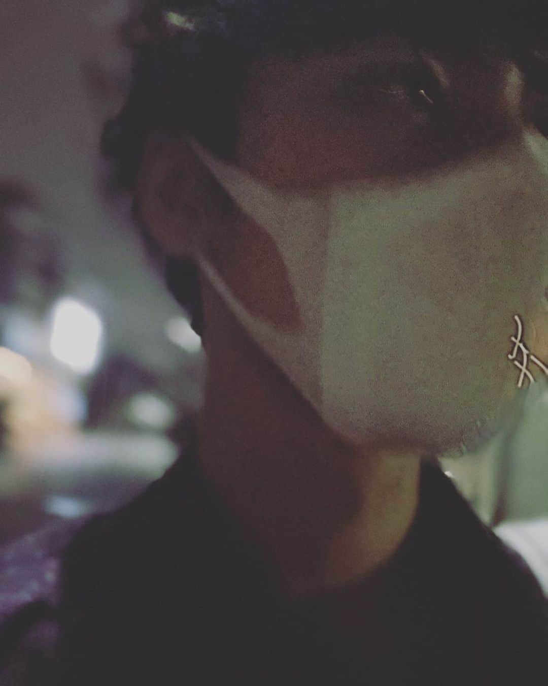 のインスタグラム：「この右っ側にある線はなに？  #初出し #井阪郁巳 #ご縁  #インスタオシャレ化計画  #swag #写真 #夜道 #撮影帰り  #ポートレートで撮りました」
