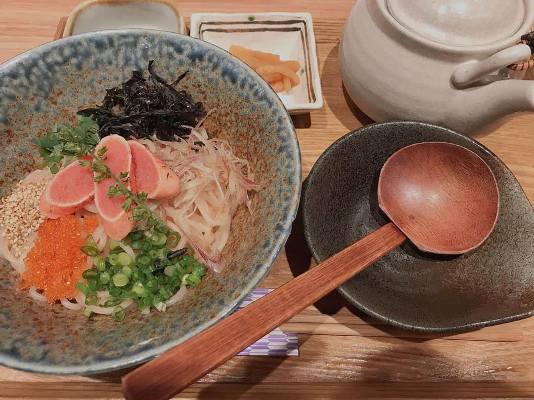 のインスタグラム：「最近食べ物だらけかな......?? 食欲の秋だからしょうがないか!?笑 ずっと気になってた明太子すぱげてぃのお店♡ 「始めはお出汁かけずにどうぞ」を見逃して始めからかけちゃったのが一生の悔い。←  #明太子　#明太子すぱげてぃ #明太子スパゲティ #たらこのスパゲティ　#炙りたらこ　#出汁　#和風スパゲティ　#パスタ #food #japanesefood #instafood」
