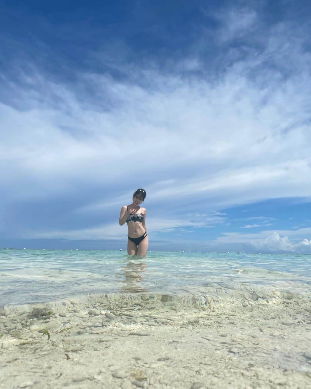 のインスタグラム：「. 海、綺麗すぎん！？🥺 私の駆け出しそうなポーズは気にせんで！？😂 これにて旅行投稿終了✈️ . .  #dance#followme#ダンス#japan#osaka#fashion#smile#make#大阪#関西#AAA#いいね#美容#前髪#旅行#沖縄#島#海」