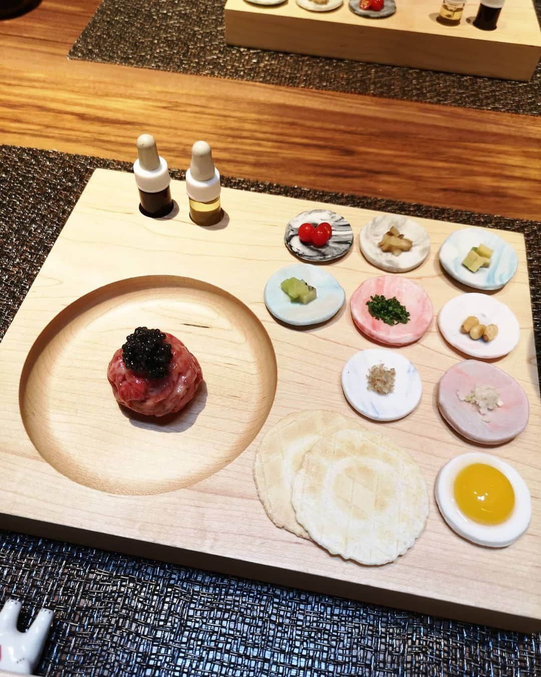 山上紗和 のインスタグラム：「みんなでくまさんランチ☀️🍴  メニュー難解すぎ😂  でも、めちゃくちゃおいしかった😋🍴💕  薬味の小皿が小さすぎるのが写真でわかりづらかったので、指ちら写し☝️  #安定の内藤に癒される #麻布十番 #麻布十番グルメ #くまの実験室 #肉 #炭火焼き #浦島太郎の玉手箱 #グルメ #グルメ好きな人と繋がりたい」