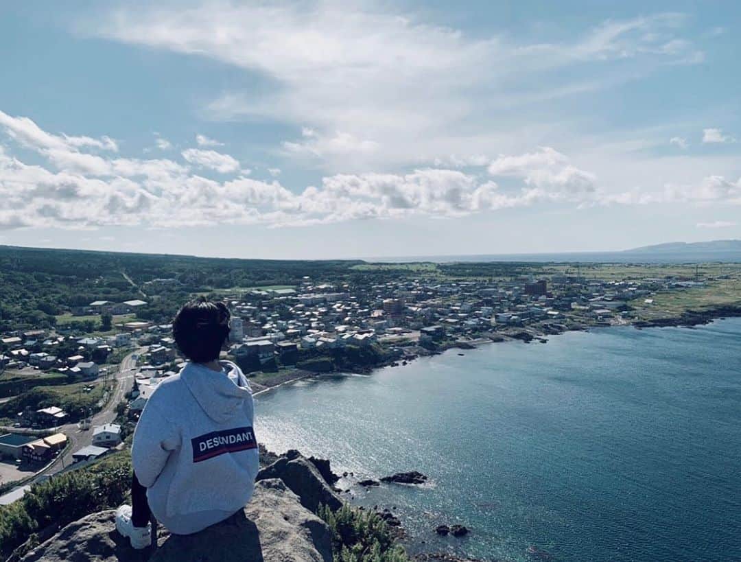 中西華菜さんのインスタグラム写真 - (中西華菜Instagram)「* 今日もお疲れ様でした☺️!!  北海道利尻島編つづいては... #ペシ岬展望台 👀  利尻島の玄関口である 鴛泊(おしどまり)港から 5分ほどで行ける景勝地で 360度見渡せる展望台があります！  私は昼間に行ったけど ここは日本海に昇る朝日を きれいに拝むことができるので 早朝に登るのもオススメみたい🌞  ペシ岬は別名"灯台山"とも呼ばれる 標高93メートルの岩山(溶岩ドーム)で 登るのが少しだけ大変だけど 登頂の絶景のためなら 多少疲れてても登るべきです😋!!  絶景は写真を参照してね📸💓 _ #北海道 #かなたび #ペシ岬 #鴛泊 #かなtriplog #タビジョ #利尻島 #稚内 #最北端 #descendant #モデル #model #パラレルワーカー #ca #キャリアアドバイザー #就活支援 #就職活動 #転職支援 #就職支援 #中西華菜 #kananakanishi #ファッション #美容 #ショートヘア #ショート女子 #ゴルフ女子 #sagojar」9月26日 19時42分 - kananakanishi