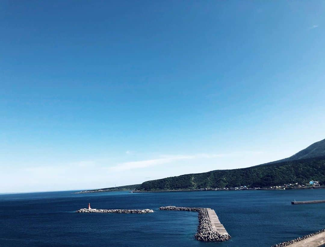 中西華菜さんのインスタグラム写真 - (中西華菜Instagram)「* 今日もお疲れ様でした☺️!!  北海道利尻島編つづいては... #ペシ岬展望台 👀  利尻島の玄関口である 鴛泊(おしどまり)港から 5分ほどで行ける景勝地で 360度見渡せる展望台があります！  私は昼間に行ったけど ここは日本海に昇る朝日を きれいに拝むことができるので 早朝に登るのもオススメみたい🌞  ペシ岬は別名"灯台山"とも呼ばれる 標高93メートルの岩山(溶岩ドーム)で 登るのが少しだけ大変だけど 登頂の絶景のためなら 多少疲れてても登るべきです😋!!  絶景は写真を参照してね📸💓 _ #北海道 #かなたび #ペシ岬 #鴛泊 #かなtriplog #タビジョ #利尻島 #稚内 #最北端 #descendant #モデル #model #パラレルワーカー #ca #キャリアアドバイザー #就活支援 #就職活動 #転職支援 #就職支援 #中西華菜 #kananakanishi #ファッション #美容 #ショートヘア #ショート女子 #ゴルフ女子 #sagojar」9月26日 19時42分 - kananakanishi