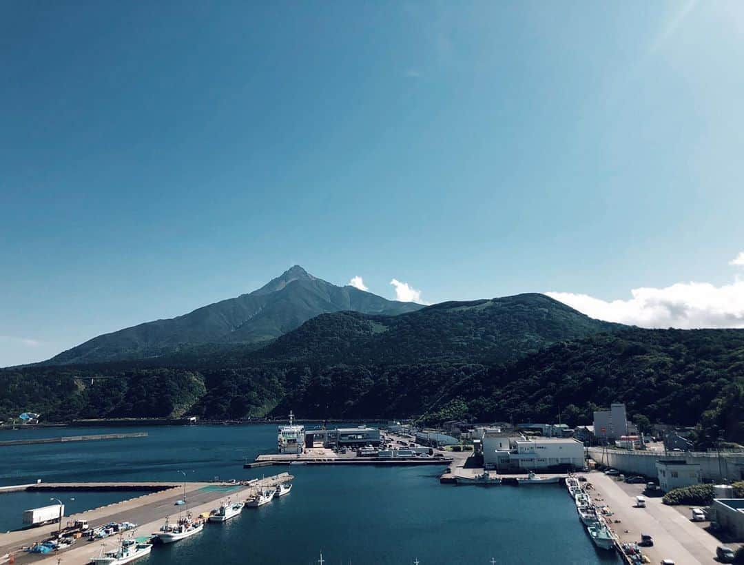 中西華菜さんのインスタグラム写真 - (中西華菜Instagram)「* 今日もお疲れ様でした☺️!!  北海道利尻島編つづいては... #ペシ岬展望台 👀  利尻島の玄関口である 鴛泊(おしどまり)港から 5分ほどで行ける景勝地で 360度見渡せる展望台があります！  私は昼間に行ったけど ここは日本海に昇る朝日を きれいに拝むことができるので 早朝に登るのもオススメみたい🌞  ペシ岬は別名"灯台山"とも呼ばれる 標高93メートルの岩山(溶岩ドーム)で 登るのが少しだけ大変だけど 登頂の絶景のためなら 多少疲れてても登るべきです😋!!  絶景は写真を参照してね📸💓 _ #北海道 #かなたび #ペシ岬 #鴛泊 #かなtriplog #タビジョ #利尻島 #稚内 #最北端 #descendant #モデル #model #パラレルワーカー #ca #キャリアアドバイザー #就活支援 #就職活動 #転職支援 #就職支援 #中西華菜 #kananakanishi #ファッション #美容 #ショートヘア #ショート女子 #ゴルフ女子 #sagojar」9月26日 19時42分 - kananakanishi