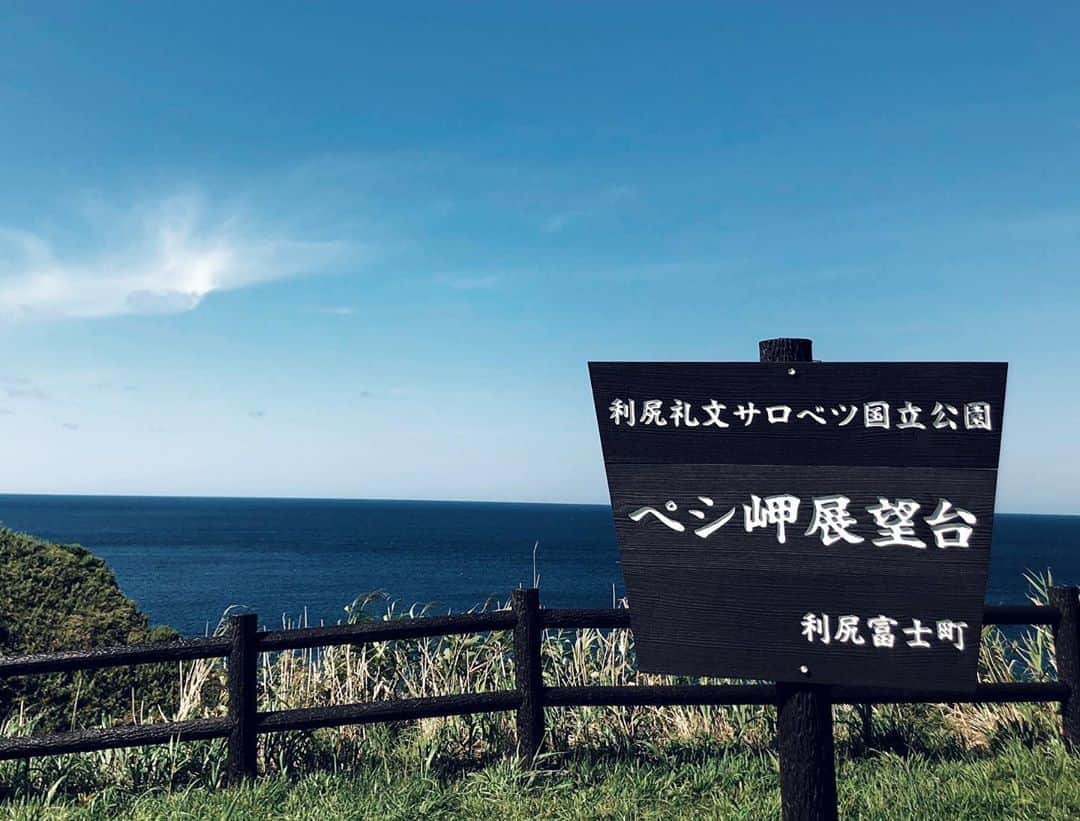 中西華菜さんのインスタグラム写真 - (中西華菜Instagram)「* 今日もお疲れ様でした☺️!!  北海道利尻島編つづいては... #ペシ岬展望台 👀  利尻島の玄関口である 鴛泊(おしどまり)港から 5分ほどで行ける景勝地で 360度見渡せる展望台があります！  私は昼間に行ったけど ここは日本海に昇る朝日を きれいに拝むことができるので 早朝に登るのもオススメみたい🌞  ペシ岬は別名"灯台山"とも呼ばれる 標高93メートルの岩山(溶岩ドーム)で 登るのが少しだけ大変だけど 登頂の絶景のためなら 多少疲れてても登るべきです😋!!  絶景は写真を参照してね📸💓 _ #北海道 #かなたび #ペシ岬 #鴛泊 #かなtriplog #タビジョ #利尻島 #稚内 #最北端 #descendant #モデル #model #パラレルワーカー #ca #キャリアアドバイザー #就活支援 #就職活動 #転職支援 #就職支援 #中西華菜 #kananakanishi #ファッション #美容 #ショートヘア #ショート女子 #ゴルフ女子 #sagojar」9月26日 19時42分 - kananakanishi