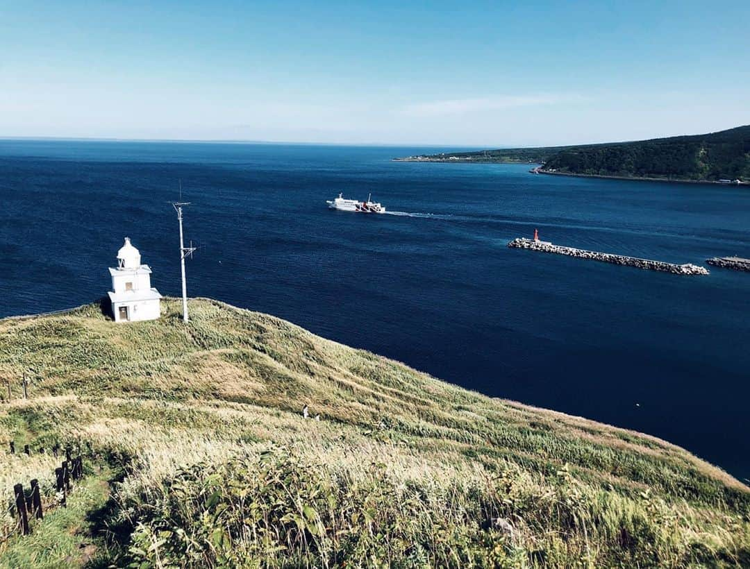 中西華菜さんのインスタグラム写真 - (中西華菜Instagram)「* 今日もお疲れ様でした☺️!!  北海道利尻島編つづいては... #ペシ岬展望台 👀  利尻島の玄関口である 鴛泊(おしどまり)港から 5分ほどで行ける景勝地で 360度見渡せる展望台があります！  私は昼間に行ったけど ここは日本海に昇る朝日を きれいに拝むことができるので 早朝に登るのもオススメみたい🌞  ペシ岬は別名"灯台山"とも呼ばれる 標高93メートルの岩山(溶岩ドーム)で 登るのが少しだけ大変だけど 登頂の絶景のためなら 多少疲れてても登るべきです😋!!  絶景は写真を参照してね📸💓 _ #北海道 #かなたび #ペシ岬 #鴛泊 #かなtriplog #タビジョ #利尻島 #稚内 #最北端 #descendant #モデル #model #パラレルワーカー #ca #キャリアアドバイザー #就活支援 #就職活動 #転職支援 #就職支援 #中西華菜 #kananakanishi #ファッション #美容 #ショートヘア #ショート女子 #ゴルフ女子 #sagojar」9月26日 19時42分 - kananakanishi