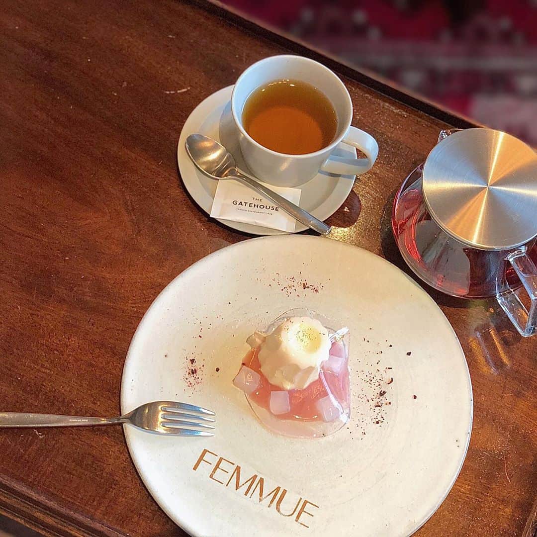 鈴木志歩のインスタグラム：「今日はFEMMUEさんのスペシャルイベントに行ってきました🧸💕 . FEMMUEはずっと気になってた スキンケアブランドだったから このイベントで沢山魅力を知れて 全部スキンケア揃えたくなった✨ . 鈴木が気になっていたVITAL C美容液も 早速ゲット出来たのでFirst FEMMUE 今日から使うのが楽しみ🤍 . しかも、9/26(土)-10/25(日)の期間限定の 「FEMMUE」×「THE GATEHOUSE」とのコラボレーションスイーツも頂きました🌷 とっても可愛いくて写真映えする👏🏻👏🏻 皆さんも期間中是非、行ってみてね！ . これで素肌美人目指すぞっ✨ . . @femmue_japan  @cosmekitchen  #FEMMUE #cosmekitchen #skincare  #beauty  #뷰티스타그램  #코스메틱  #ファミュ #コスメキッチン」