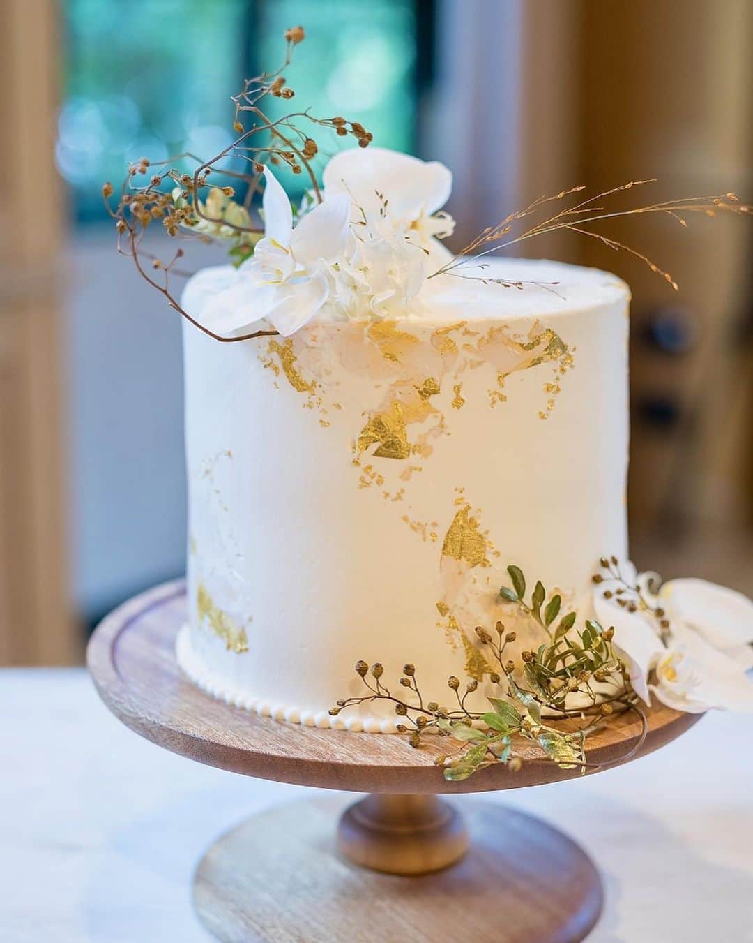 ARCH DAYS Weddingsさんのインスタグラム写真 - (ARCH DAYS WeddingsInstagram)「「モダン」や「シンプル」が結婚式のキーワードな今、ホワイトのウェディングケーキが感度の高い花嫁さんのあいだで支持されているのをご存知ですか？✨﻿ ﻿ ホワイトケーキとひとくくりで言っても、プラスアルファ装飾やフルーツを加えて自分らしさを表現するのが今年流。ドレスコーディネートや、会場装花とあわせてコーディネートを楽しむ花嫁さんが増えています♩﻿ ﻿ そこで今回はおしゃれなARCH DAYS花嫁さんたちの結婚式実例とともに、どんなコーディネートにどんなホワイトケーキを合わせているのか、厳選しておとどけします🕊﻿ ﻿ ﻿ ▽ウェディングケーキのコラムはストーリーズをチェック﻿ ﻿ ﻿ -----﻿ ﻿ ﻿ DIYコラムのモデルになってくれる方を大募集🤍﻿ ﻿ @archdays_weddings をフォロー＋ #archdays花嫁 をつけて投稿するだけで応募完了！﻿ ﻿ ARCH DAYSのプロフィールブックやウェルカムボードなど、DIYコラムのモデルさんとして、編集部からお声がけをさせていただきます🌼﻿ ﻿ 沢山のご応募お待ちしています♩﻿ ﻿ ﻿ -----﻿ ﻿ ﻿ ▽ARCH DAYSトップページはこちらから☑︎﻿ @archdays_weddings﻿ プロフィールのリンクから﻿ ﻿ ▽KIDS & BABYのパーティーアイディアはこちら☑︎﻿ @archdays﻿ ﻿ ﻿ -----﻿ ﻿ ﻿ ARCH DAYSに会員機能ができました💁‍♀️﻿ ﻿ 気になる記事や写真をクリップして、もっと便利に！自分だけのページを作れます📎﻿ ﻿ また、会員登録をしてマイページからパートナーを招待すれば、2人でイメージを共有可能に♩﻿ ﻿ ﻿ -----﻿ #archdays #archdays_wedding #アーチデイズ #アーチデイズウェディング #ホワイトケーキ #ウェディングケーキ #ウェディングケーキデザイン #ウェディングケーキアイディア #ウェディングケーキ装花 #ウェディングケーキ🎂 #ウェディングケーキ装飾 #ウェディングケーキ入刀 #ウエディングケーキ #ウエディングケーキデザイン #ウエディングケーキ🎂#ブライダルケーキ #ナッペ #結婚式ケーキ #金箔ケーキ #ケーキ入刀 #ファーストバイト #プレ花嫁 #プレ花嫁2020 #プレ花嫁2021 #プレ花嫁準備 #卒花嫁 #卒花嫁レポ﻿ -----」9月26日 19時45分 - archdays_weddings