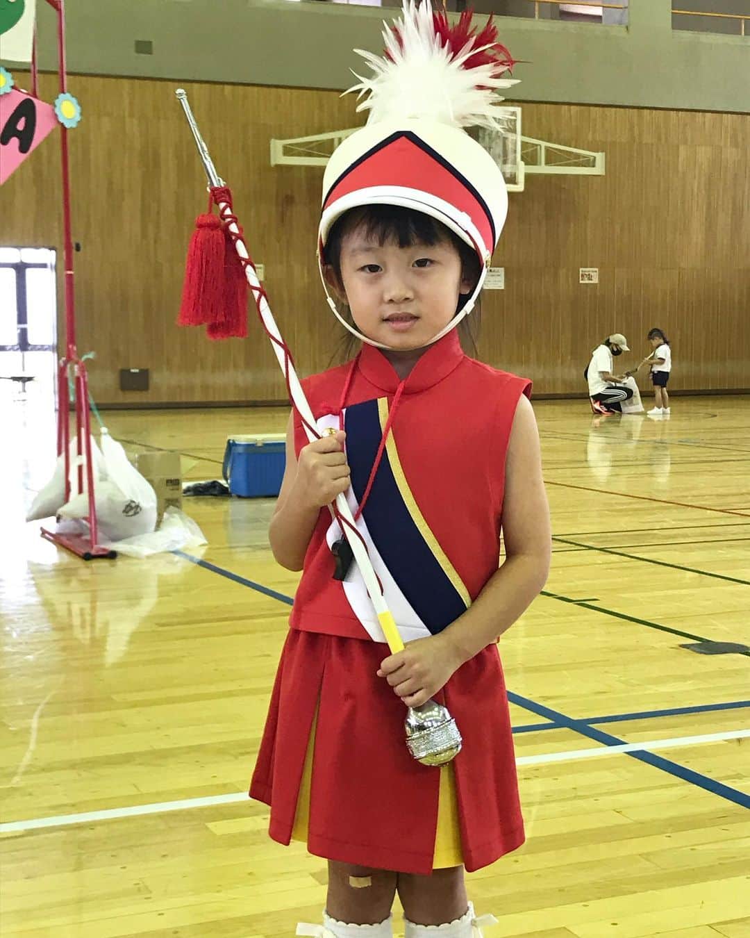 秋本ゆかりのインスタグラム：「長女👧保育園最後の運動会でした🚩 年長さんの恒例種目、カラーガードではドラムメジャーに選ばれ、毎日保育園でも家でも練習してきました。 小柄なので、ちゃんと振ったり回したりできるのか、投げてキャッチできるのか不安でしたが、ソロパートも堂々と落ち着いてやり切ってくれました👏感動😭  .  かけっこも逆上がりもパラバルーンもぜーんぶ全力投球💮成長した姿を見せてくれました☺️ 今日はいっぱいいっぱい褒めてあげたいと思います😊  次女はなかなかエンジンかからずでしたが💦後半は、らしさも出てきたかな😂  .  何よりもコロナで開催が危ぶまれた中、何とか披露する場を与えてあげたいと感染予防対策をして開催に踏み切って下さった先生方、根気強く指導して下さった先生方に感謝です🙏✨ 保育園最後の行事がことごとく中止になっていた長女にとっては素晴らしい思い出になると思います♪ 最後の最後で、年長さんクラスだけは両親の参加が許された事も有り難かったです😭  .  #運動会#保育園最後の運動会 #縮小しての開催 #見応えありました #先生方ありがとうございました #感動しっぱなし #ドラムメジャー #運動会の練習に習い事#晩ご飯も食べずに寝落ちした日もあったね #この経験は自信になるはず #お疲れ様👏」