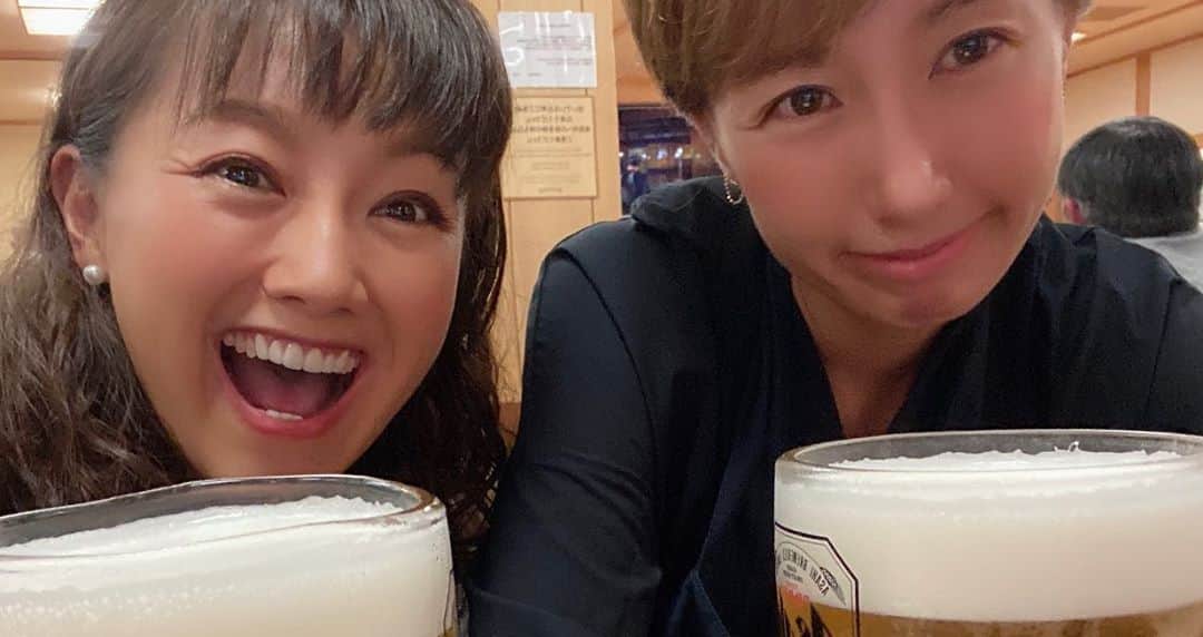 福島和可菜さんのインスタグラム写真 - (福島和可菜Instagram)「クイズの答えは…じゃん👍  右→舞ちゃん 左→姉ちゃん  でしたぁ🤣🤣🤣  私も舞ちゃんも自分でわからないので… かなりの難題でした😁  お答えいただいた皆様、 ありがとうございました😆  走った後は…チャージよね❤️  特大ジョッキー🍺からの、肉🍖（笑）  今日の、 FMヨコハマ ジョグステーションでは、  トレーニングの様子をお送りしました😊  聴いて下さった皆様、ありがとうございました✨来週は…スタジオ予定です🎙  よろしくお願い致します🤲  #自分でも未だにどちらの脚かわからない #両親共に間違えた #笑 #世界一近い人 #姉妹 #妹 #舞ちゃん #Love #running #sister #trail #trailrunning #山 #mountain #走る #明日 #ロケ #家族 #親友 #ライバル #クイズ #ありがとう #Beer #肉 #ドラえもん #🏃‍♂️ #❤️ #🍺 #⛰ #🤤」9月26日 19時51分 - fukushimawakana