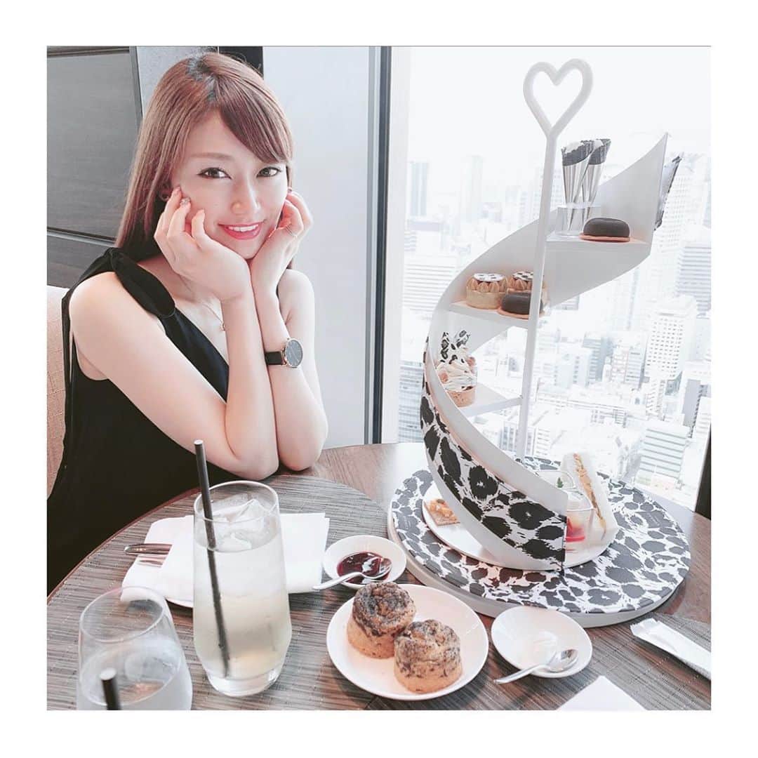 のインスタグラム：「. ﻿ コンラッドのアフタヌーンティー☕︎❤️﻿ レオパード柄のもの持ってなかったことが﻿ 悔やまれる…🥺💔くまさん🧸ほしかった😭﻿ .﻿ #コンラッド #コンラッド大阪 #アフタヌーンティー #レオパード #カフェ #カフェスタグラム #conradosaka #cafe #cafestagram #afternoontea #leopard」