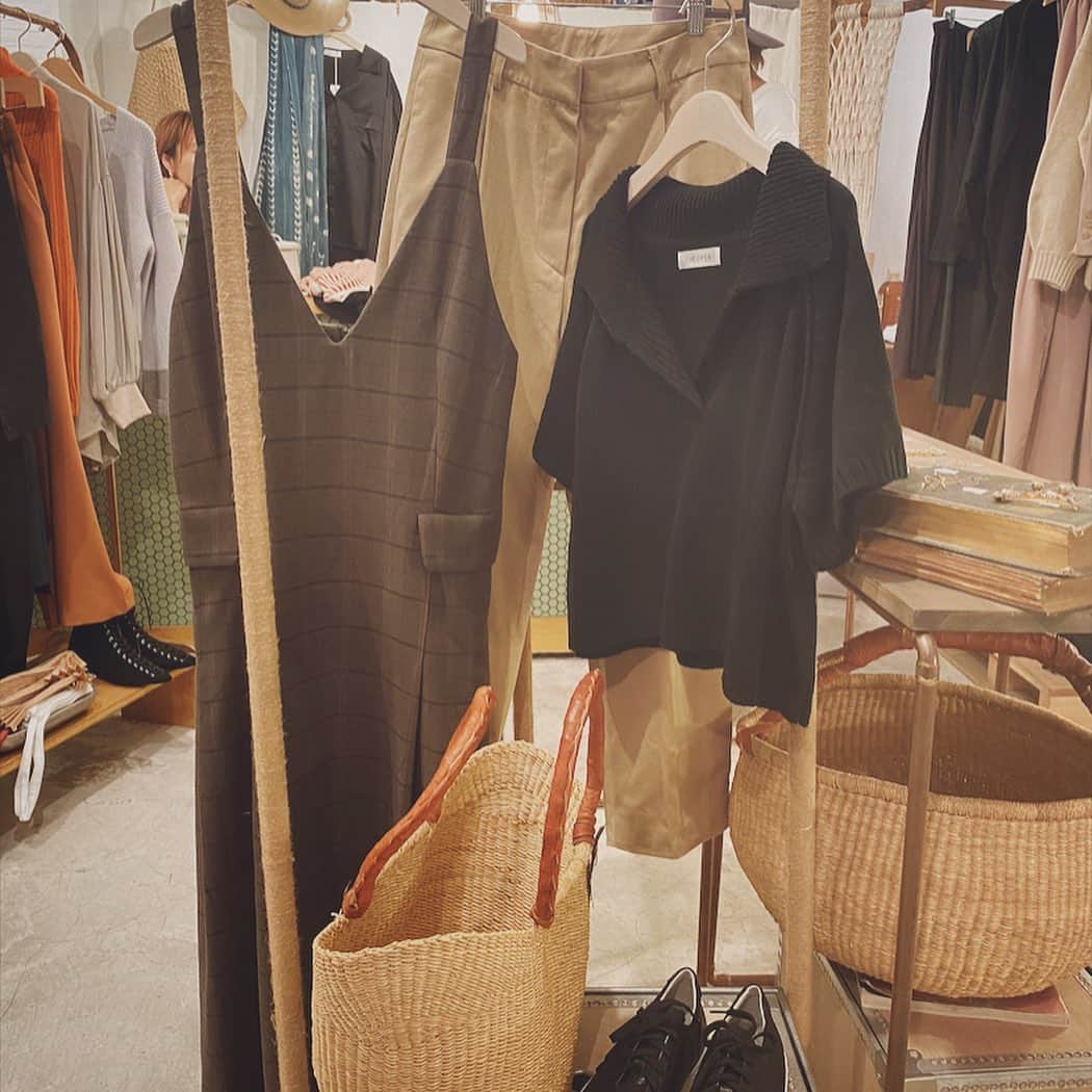 原田ゆかさんのインスタグラム写真 - (原田ゆかInstagram)「ㅤㅤㅤㅤㅤㅤㅤㅤㅤㅤㅤㅤㅤ @banilastaff が ぐっと秋めいてた🍁  私の履いているパンツもバニラです🤍 可愛いよ、是非行ってみてほしいなぁ。  三枚目の、黒の半袖ニット 胸の開きといい、絶妙で可愛いす…  #キャッツアイ集合♡#三軒茶屋#sangenjaya #selectshop#vintage#fashion」9月26日 19時53分 - yukachan_1223