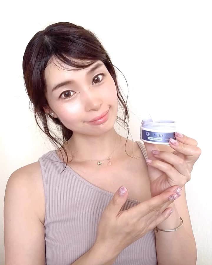 三佐和あやのインスタグラム：「メビウス製薬が開発し、医学誌にも掲載されている﻿ 【薬用シミウスジェル 】 @simius_official が とても良かったので紹介しますね🥳﻿ ﻿ わたし、今まで こんなテクスチャーのマッサージジェル使ったことなかったです﻿ ﻿ ﻿ 多めの量を使用して、なるべく力を入れず優しくゆっくりとマッサージ…﻿ イタ気持ちよくすっきりする感覚はクセになります〜﻿ ﻿ ----------------﻿ お手入れ方法を動画にしてみたので、﻿ シミ対策・美白マッサージ是非一緒にやってみてください！﻿ ▼﻿ 目安使用量：パール大2個分﻿ ①耳の下のリンパ節をほぐす﻿ ②頬の下の筋肉をほぐす(手をグーにして第二関節を使います)﻿ ③顔全体を流す(中から外へ3回程度)﻿ ④鎖骨のリンパ節を流す﻿ ----------------﻿ 悩みのシミ。﻿ 22歳で長女を出産して 公園に連れて行って紫外線を浴びまくる日々を過ごしていたら、﻿ いつのまにか 手の甲にすごいシミがあることにまず気付いて…！﻿ ﻿ それから顔にできたらヤバイと思って﻿ 日焼け止めは お顔に欠かさずしていたものの﻿ 一度気になりだすと 気になって仕方がないですよね〜〜﻿ ﻿ ﻿ 37歳の今、﻿ 妊娠中は特に気になるので、わたしはシミケアします！﻿ ﻿ +*——————————+*﻿ 【 薬用シミウスジェル 】は、﻿ ☑︎美白有効成分がシミのもとへアプローチ﻿ ☑︎シミ対策・美白マッサージ﻿ ☑︎実感テクスチャー﻿ ☑︎速く、深く、じっくり角質層まで浸透﻿ ﻿ 使用感は 水分量が上がった感じがとてもして、数週間マッサージすると肌がぐっと明るくなります。﻿ オールインワンジェルなんで、洗顔後 朝も夜もこれひとつでOK﻿ 1ヶ月くらい持ちますよ〜﻿ ﻿ ﻿ パンフレットには シミの濃さをチェックできるカラーシートも付いていて、﻿ 変化を楽しみながらケアできます（まちがいなくシミケアに自信のある会社だよね）﻿ ﻿ 製薬会社が出してる 医薬部外品なので安心して使っています。﻿ もうシミはひとつも作らせません﻿ 初回の購入でついてくるシミウスプレミアムマスクパックは、﻿ ビタミンC誘導体や紫紺エキス、﻿ プラセンタなどが配合されているよ。﻿ シミウスジェルと使うとさらに効果がありそう♪﻿ ﻿ ◇◇◇◇◇◇◇◇◇◇◇◇◇◇◇◇﻿ 「 #薬用シミウスジェル 」﻿ @simius_official  #スキンケア  #シミ #シミ対策 #シミ予防 #シミケア ﻿ #エイジングケア  #美容  #美白ケア #美肌ケア  #シミウス #オールインワンジェル ﻿ #メビウス製薬 #pr #シミウスジェル ﻿ #エビデンスコスメ ﻿#cosmetics ﻿ #beauty #makeup」