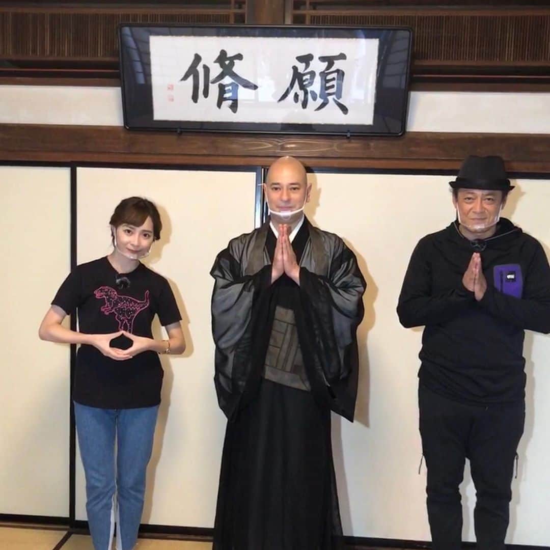 赤間有華のインスタグラム：「今日は #小田原 から撮って出し⋆͛🦖⋆͛ 。 #あっぱれKANAGAWA大行進#願修寺#お寺」