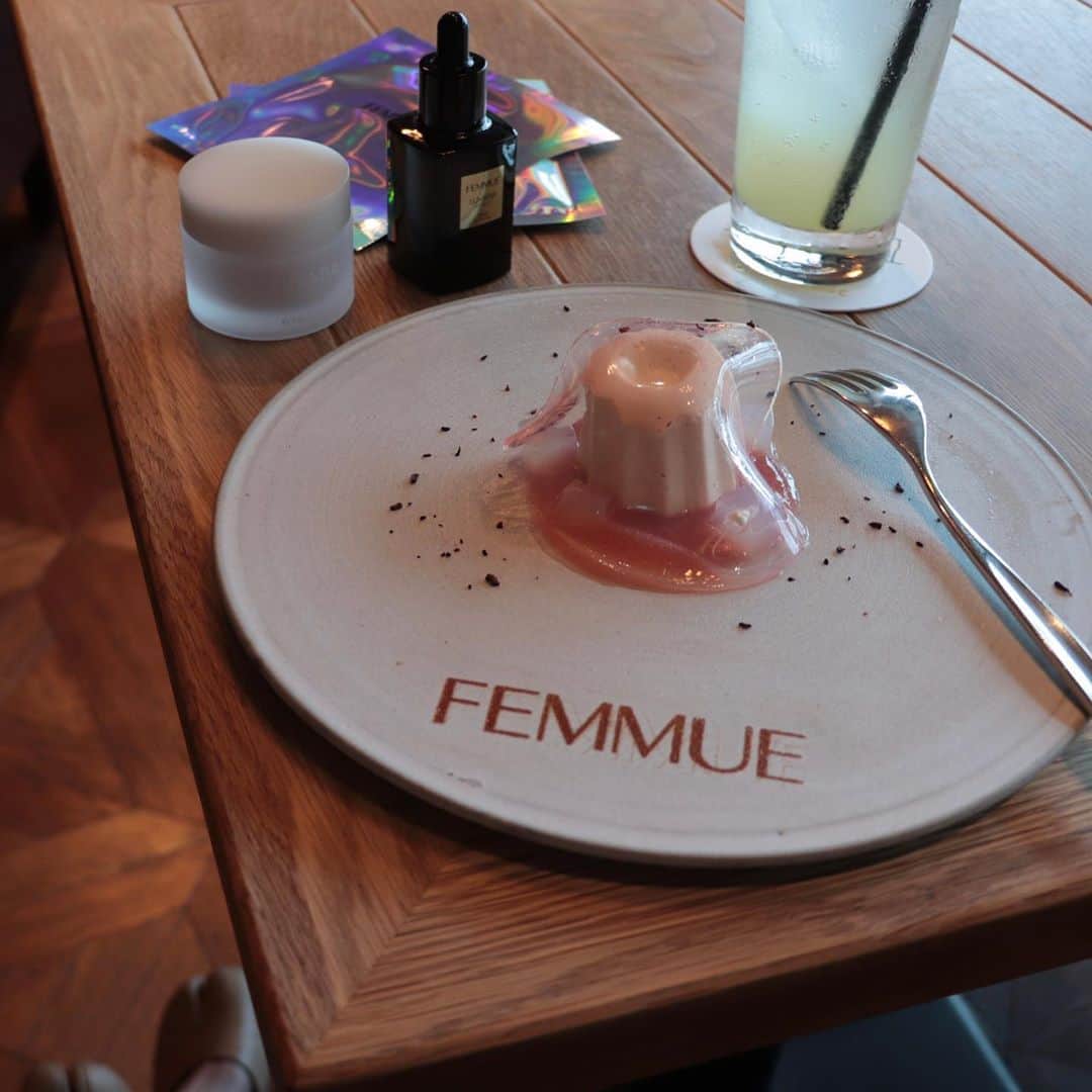 のインスタグラム：「. . 大好きなボタニカルスキンケアブランド FEMMUEのスペシャルイベントへ行ってきました🥀 . .  FEMMUEはコスメキッチンとメイクアップキッチンのみで販売しているスキンケアブランド🌿 とくに人気のルミエール ヴァイタルCは私自身もリピートしているお気に入りの美容液。 ビタミンC誘導体配合でお肌のキメを整え透明感のあるお肌へ導いてくれます✨ . . そして今回のトークショーでのゲストはなんと！憧れの @dodo_chiharu さん。 百々さん自身が愛用されているファミュの商品や、ファッションについてのお話を聞けてとても楽しかったです✨ 飾らない姿と芯の強さを持った素敵な女性でますますファンに♡ FEMMUEの商品についても詳しく知ることができ、有意義な時間を過ごさせていただきました。 . . . そんなFEMMUE×THE GATEHOUSE のコラボスイーツが 9/26(土)〜10/25(日)の期間中 @the_gatehouse でいただけます🧁 . . お土産にもらったパック(これもまたいいんですよ〜)をしながら、今日はご褒美時間を過ごしたいと思います🌙 . . . . @femmue_japan  @cosmekitchen #FEMMUE #ファミュ　#cosmekitchen #コスメキッチン #makeupkitchen #organiccosmetics #kuronecosme」