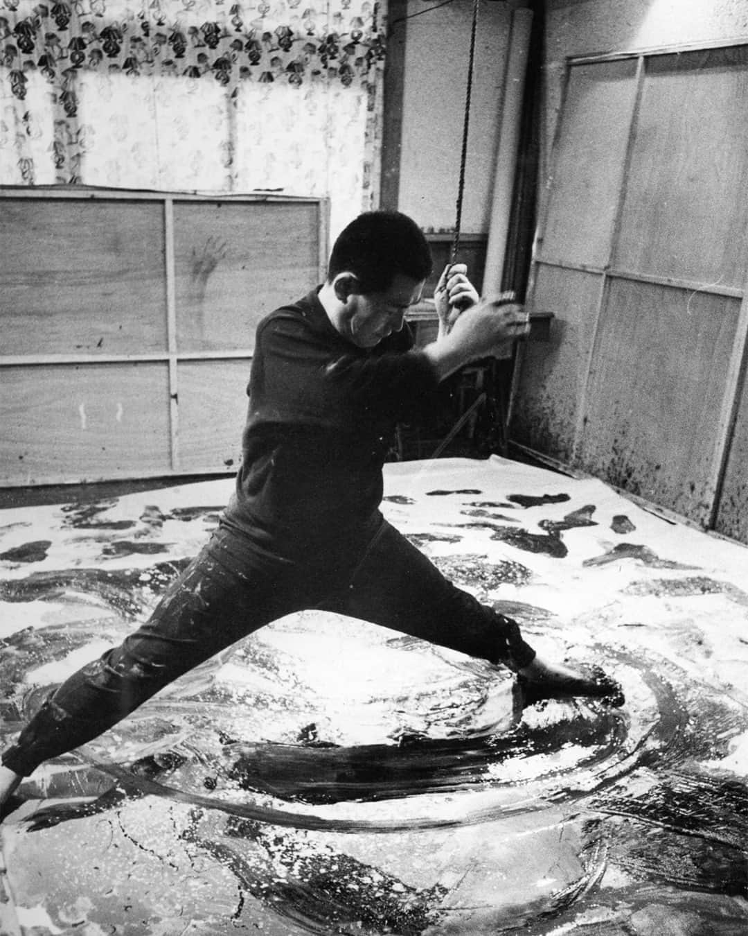 エルエヌシーシーさんのインスタグラム写真 - (エルエヌシーシーInstagram)「LN-CC Inspiration: Artist Kazuo Shiraga foot painting in his studio, 1960. #Archive」9月26日 20時00分 - thelncc