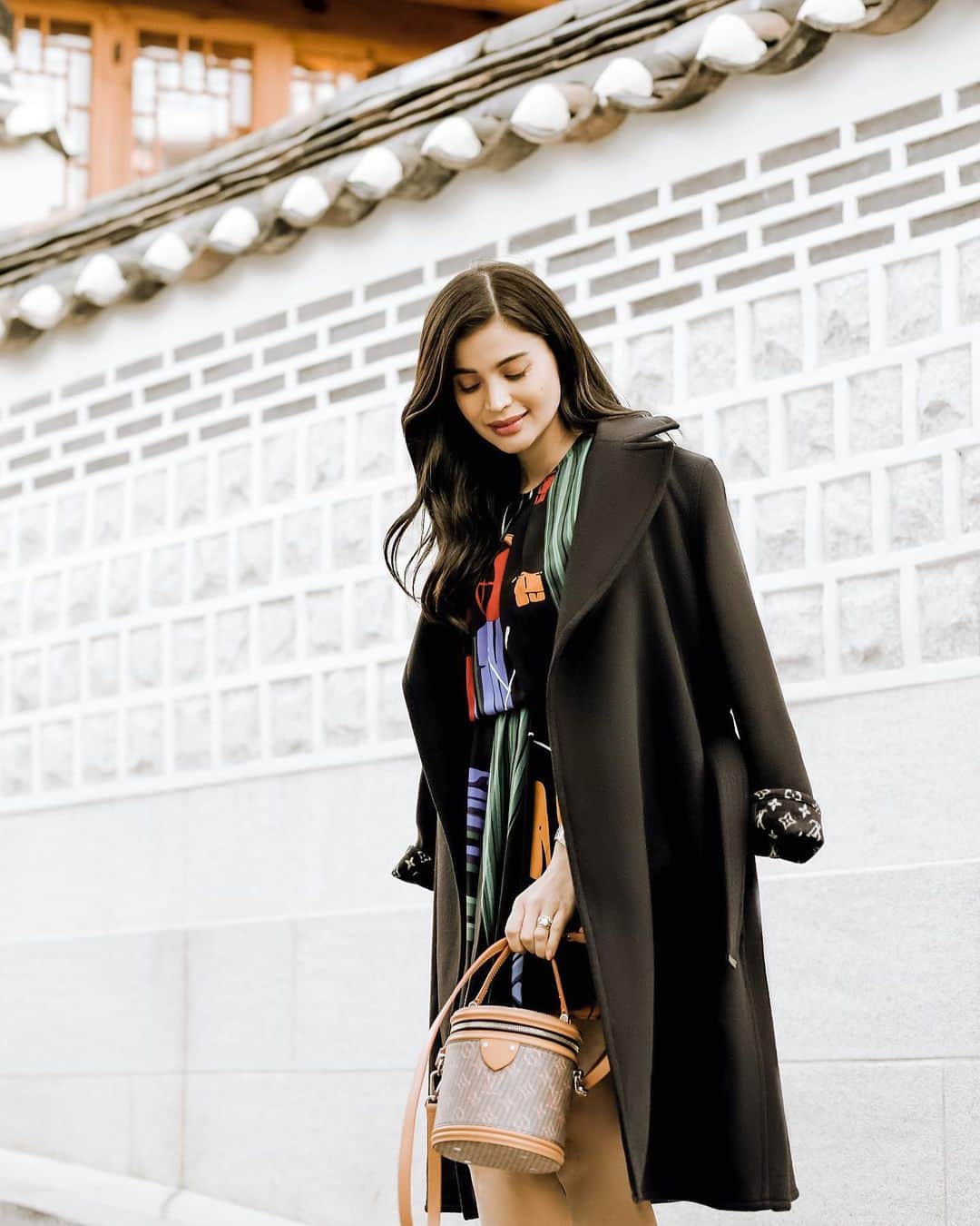 アン・カーティスのインスタグラム：「Reliving memories from this amazing trip with @louisvuitton in Seoul. I had so much fun. Such a memorable trip too✨  Can you believe my little Dahlia was 5 months in my 🤰🏻.   📷: @studiotorio」
