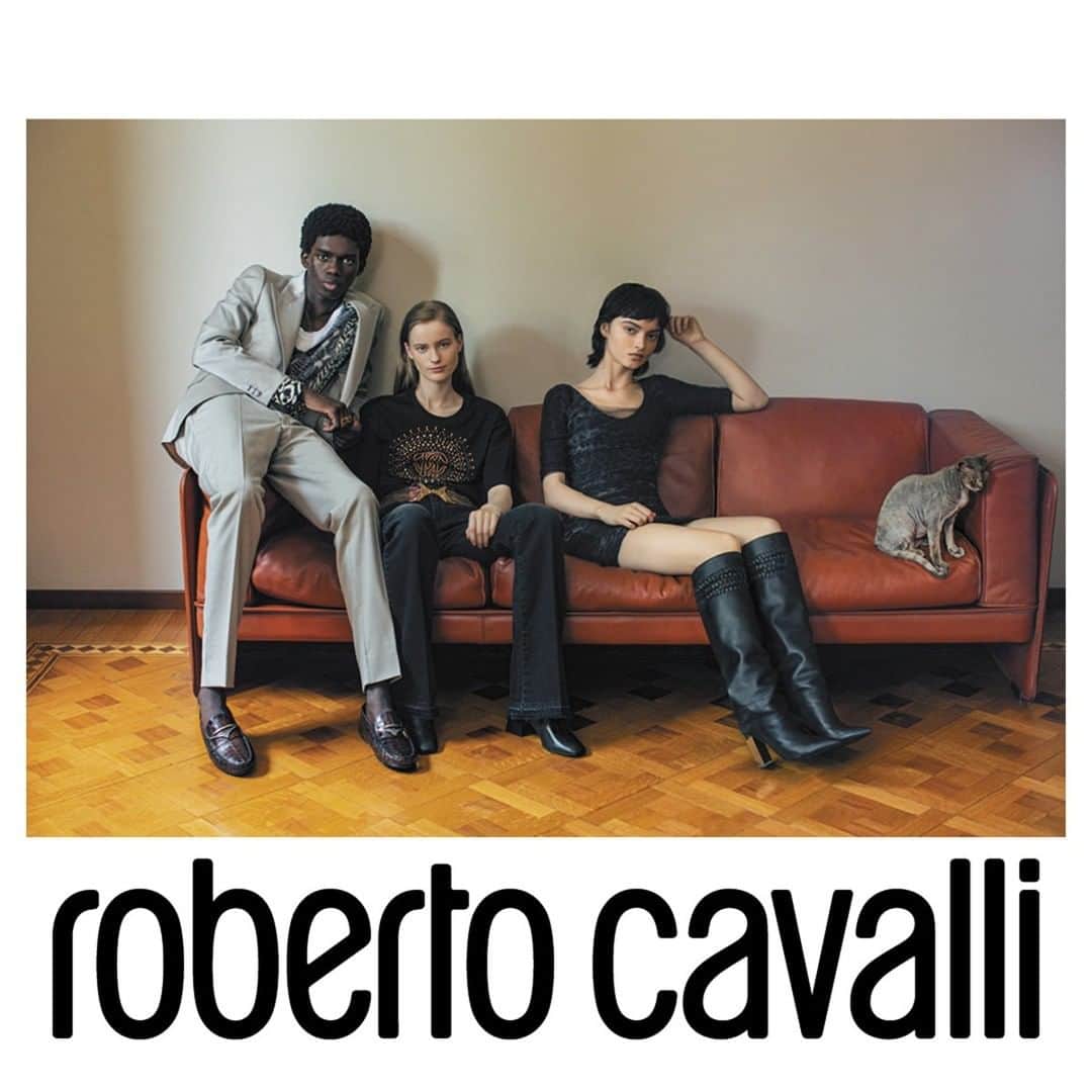 ロベルトカバリさんのインスタグラム写真 - (ロベルトカバリInstagram)「For him and for her. Let's be charmed by the new prints and patterns from #RobertoCavalliFW20.  #RobertoCavalli」9月26日 20時00分 - roberto_cavalli
