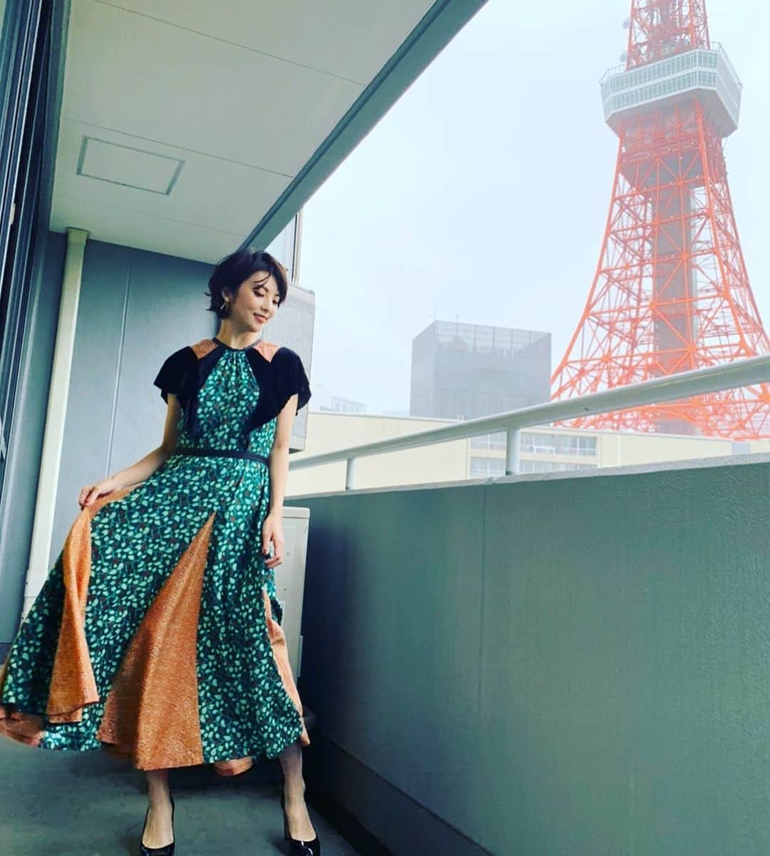 田中麗奈さんのインスタグラム写真 - (田中麗奈Instagram)「雨の日のダンス☔️♫。  今日は取材dayでした^ ^。  何についての取材かは もう少しお待ち下さいませ。  東京タワー　 久しぶり近くで見たけど、やっぱり好きだ。  ヘアーとメイクは @tamalin727 さん🤩 スタイリングは　@mych___ さん❤️  ワンピース @velnica_japan  アクセサリーは @lamie_lamie  そしてphot by  もTAMAさん　❣️ 皆んなでワイワイお喋りしながらの 撮影は楽しい✨🗼」9月26日 20時01分 - renatanaka07