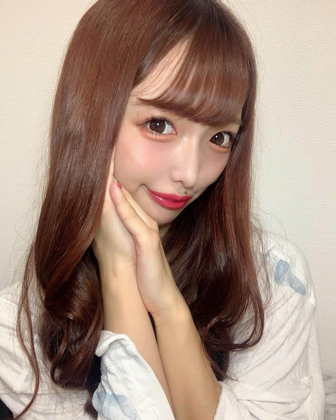 梨乃のインスタグラム：「﻿ ﻿ いろんなカラコンを試してきて、ついに盛れるカラコンに出会えました❤️﻿ ﻿ ﻿ Laniconのholi catです🐈💭﻿ ﻿ ﻿ ナチュラルに盛れるの🙏﻿ うるっとした瞳になれてかわいい❤️❤️❤️﻿ ﻿ ﻿ 着色直径も大きすぎると年不相応で似合わないし、最近流行りの小さめは自分に自信が持てなくて人と目を合わせられないんだ😭笑﻿ ﻿ ﻿ holi catは絶妙なバランスで、DIA(直径)は14.5mmで、着色直径(レンズを潰した状態)が15.0mmなの🦋﻿ ﻿ ﻿ 黒目と白目の比率って大事よね😌💭﻿ ﻿ ﻿ 1年間使えてコスパも最強！！！﻿ @lanicon_official﻿ ﻿ ﻿ ﻿ #Lanicon﻿ #ラニコン﻿ #カラコン﻿ #holicat ﻿#送料無料﻿ #1年カラコン」