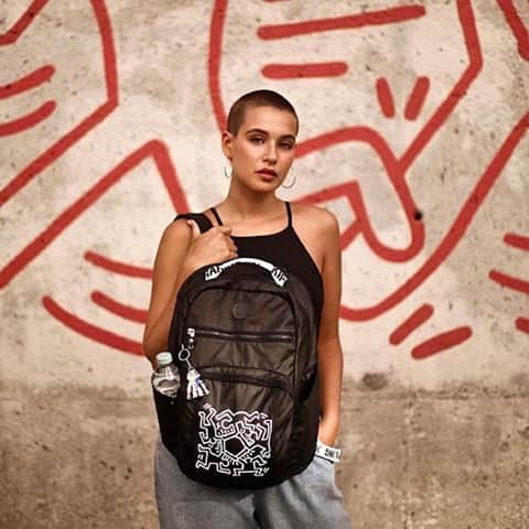 のインスタグラム：「Inclusion and equality 🏳️‍🌈 Kipling x Keith Haring collection #LiveLight #KeithHaring @twinsforfashion」