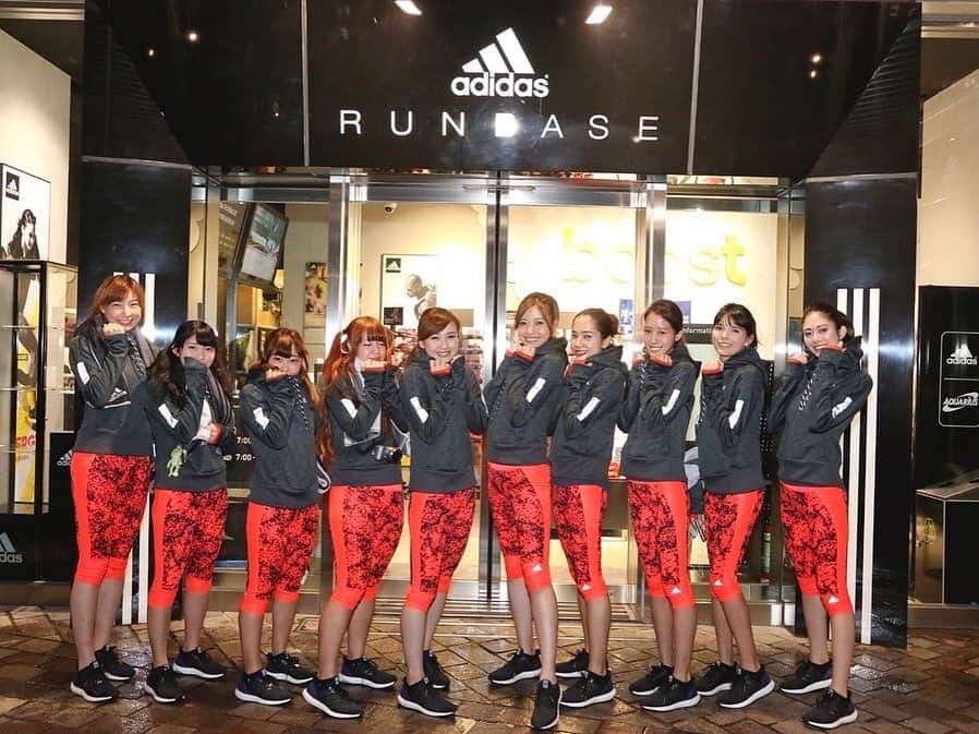 湯田友美さんのインスタグラム写真 - (湯田友美Instagram)「🥺👋 Adidas RUNBASE will close on Sep 25th Thank you for 10 great years‼︎‼︎‼︎😭 ・ アディダスランベースが明日で閉店。 引退後初めて一人でレッスンできるようになったのも、ランベースのセッションだったな… 寂しいけど、たくさんのランナーと出会わせてくれた場所 楽しい思い出ばっかり😊 ランベースなくなってもまた一緒に走りましょうね！ ・ ありがとう、ランベース🖤 ・ #runbase #adidasrunbase #adidasrunnerstokyo #ランステ #ランニングステーション」9月26日 20時07分 - yudatomomi