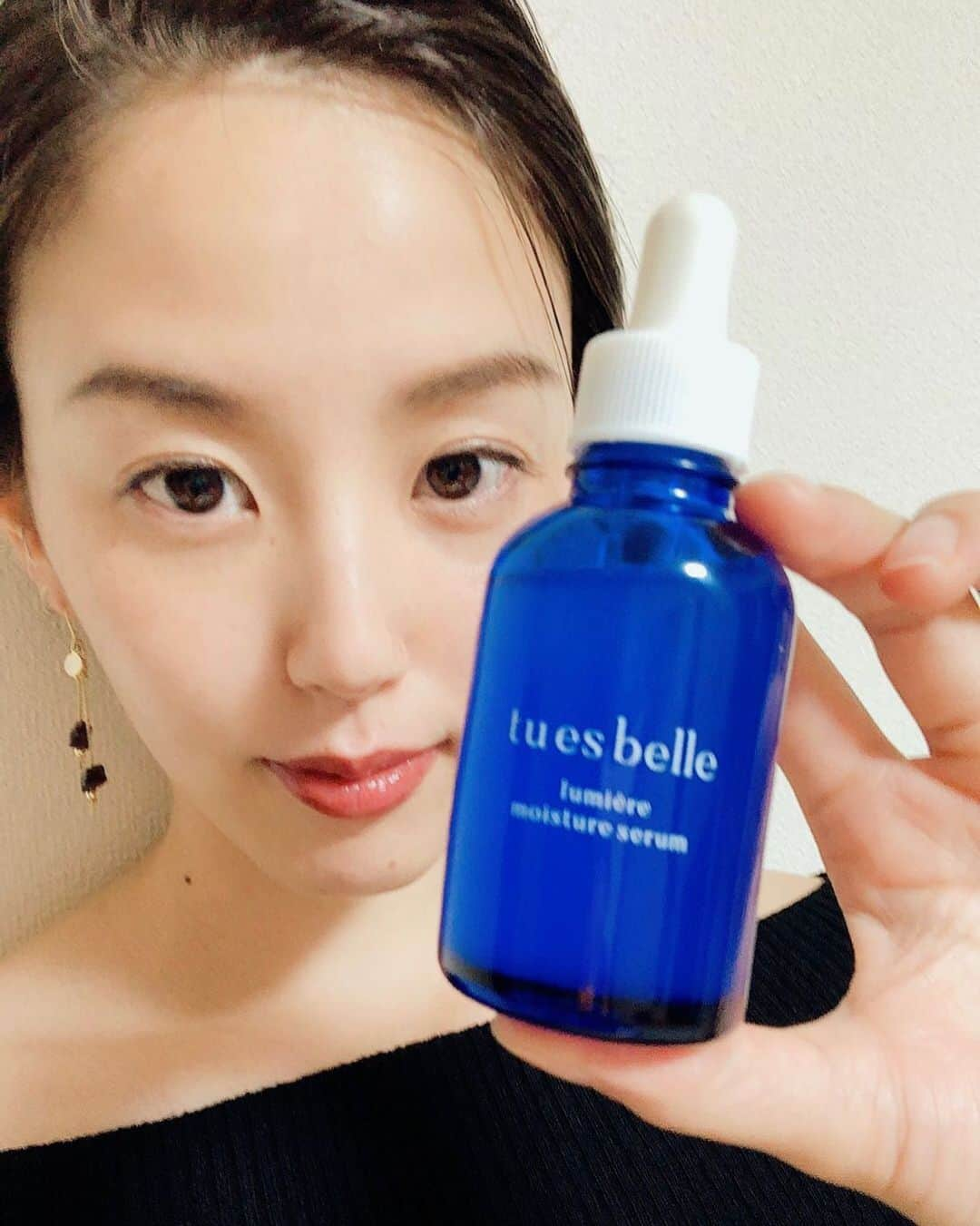 則松亜海のインスタグラム：「かえ〜届いたよ🙌🏻 . 五條まりなプロデュース、tuesbelleの美容液を早速使ってみました！ さらさらテクスチャかと思いきや、手の甲に取ると意外とプルプルのジェルのような。 4滴くらいで肌全体ジュワッと潤う感じ。 . 数年前から謎の肌荒れでファンデーションが使えなくなり、ニベアで乗り切ってきた私。 保湿力上げて、ファンデなしでも恥ずかしくない肌目指します、かえ先生！ . . #投稿ご無沙汰しておりました #生きてます #絶賛NINE稽古中です！ #ゆうみとはまだ会ってない😂 #tuesbelle #五條まりな」